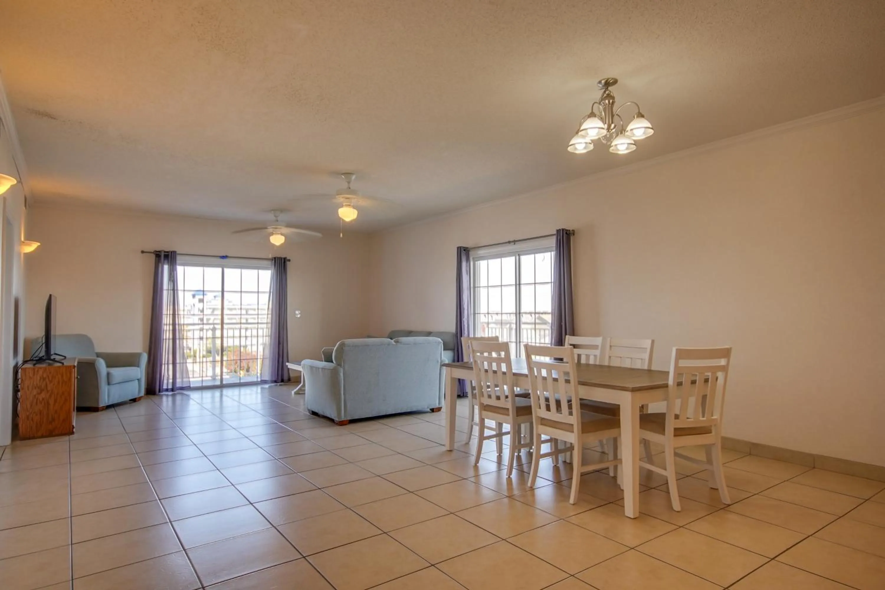 TV and multimedia in Americana Condos 10th street