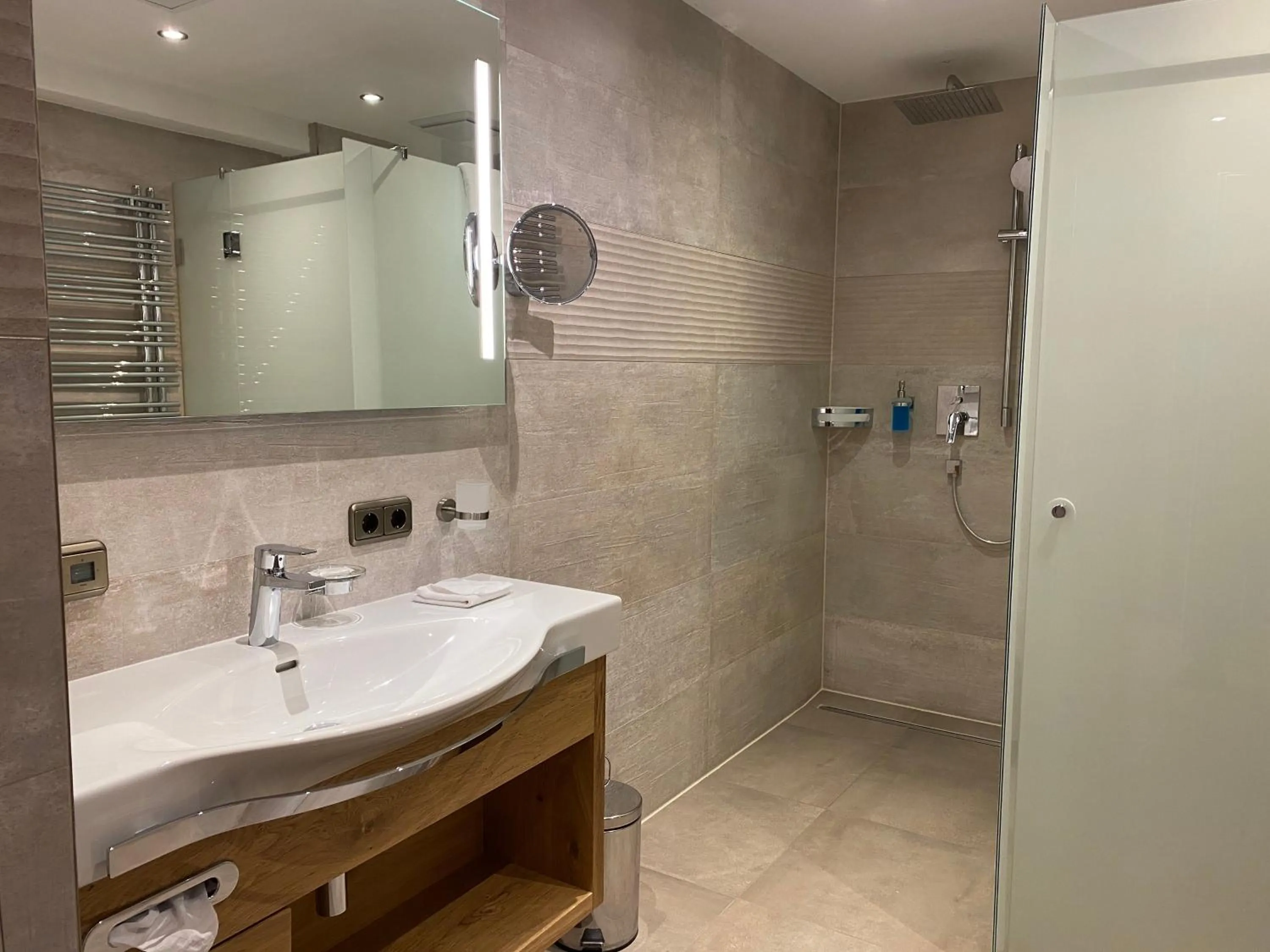 Shower in Hotel Tyrolis