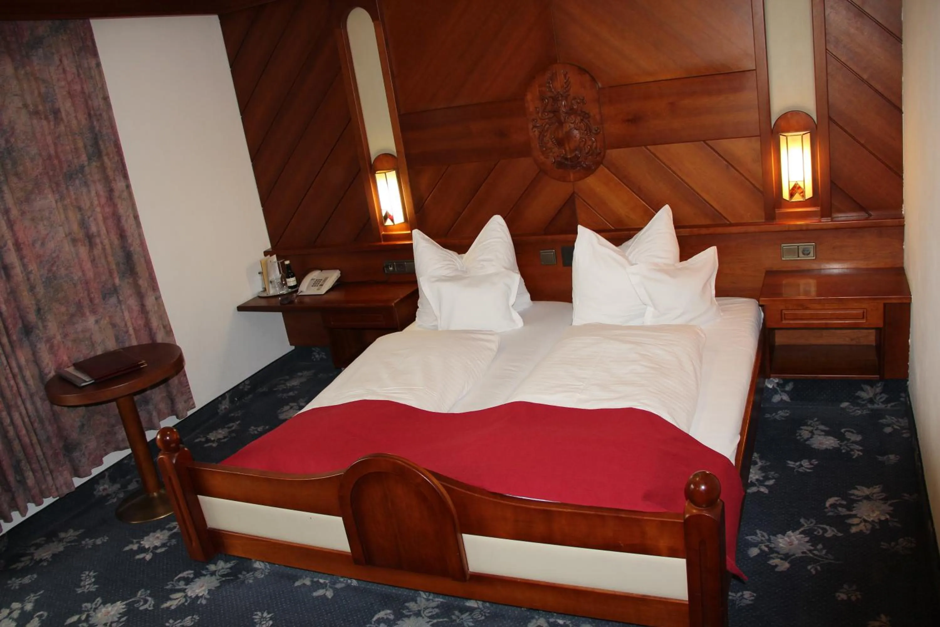 Bed in Hotel Tyrolis