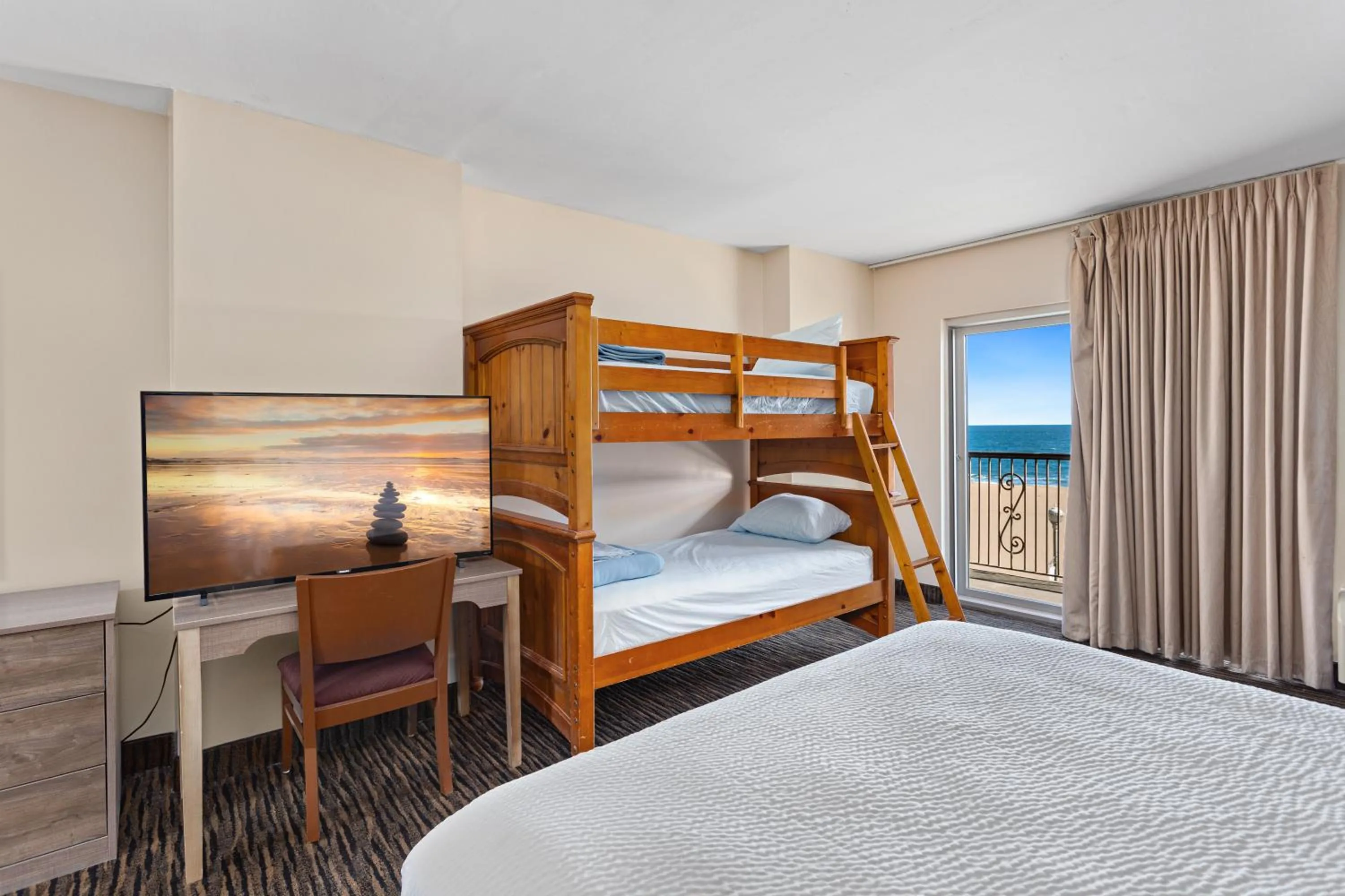 bunk bed, Bed in Americana Motor Inn on Boardwalk