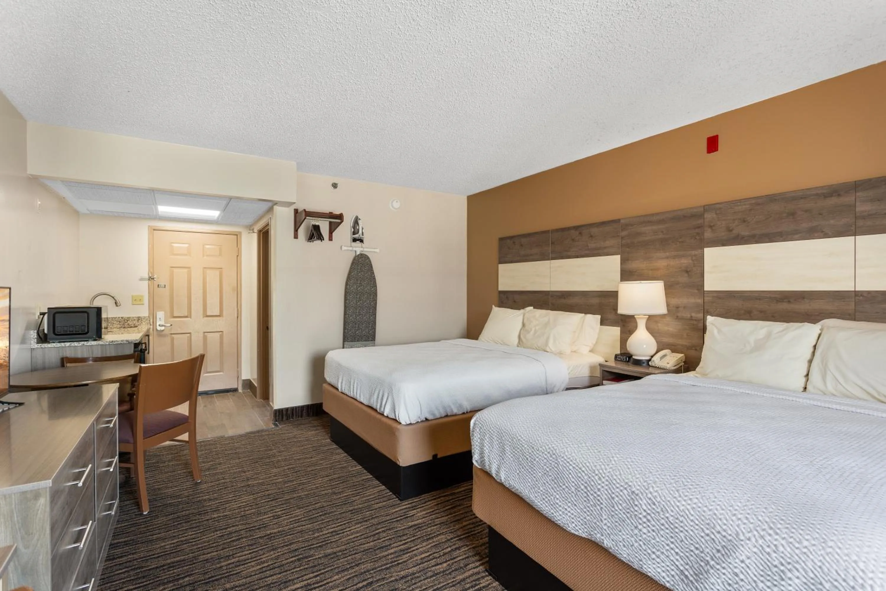 Bedroom, Bed in Americana Motor Inn on Boardwalk