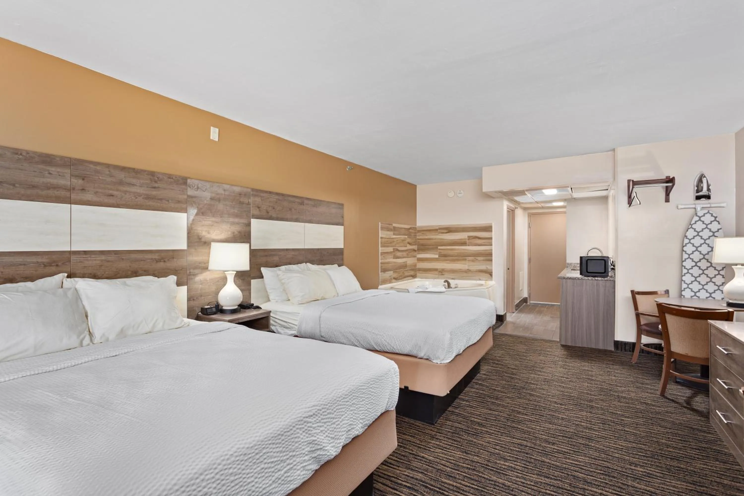 Bedroom, Bed in Americana Motor Inn on Boardwalk