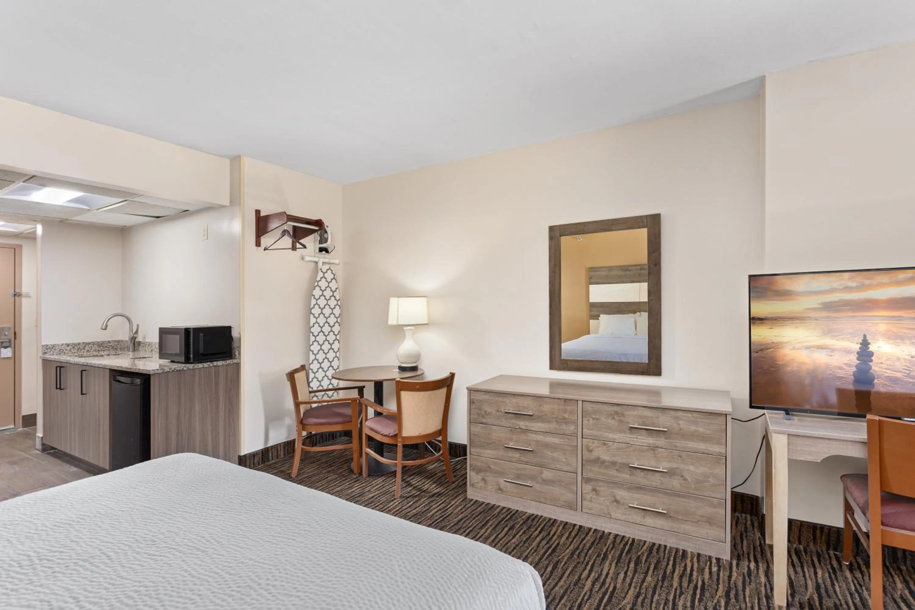 Kitchen or kitchenette, Bed in Americana Motor Inn on Boardwalk