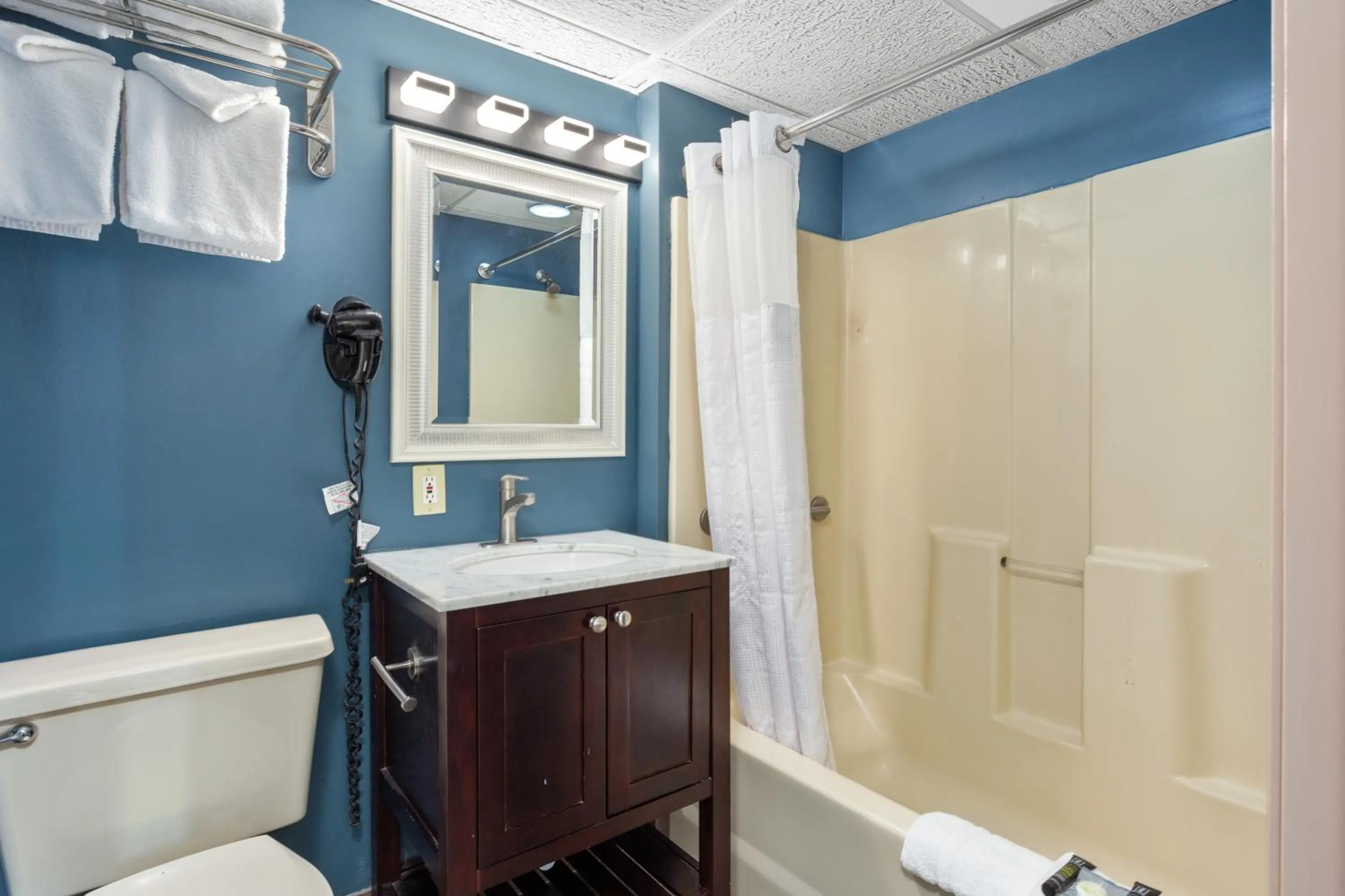 Bathroom in Americana Motor Inn on Boardwalk