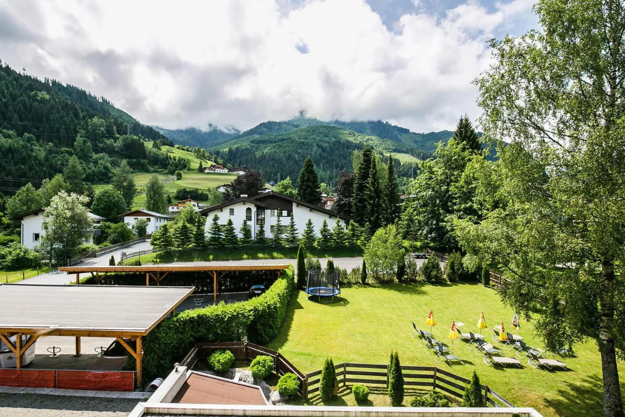 Garden in VÖTTER'S HOTEL in Kaprun am Kitzsteinhorn - Skibus direkt