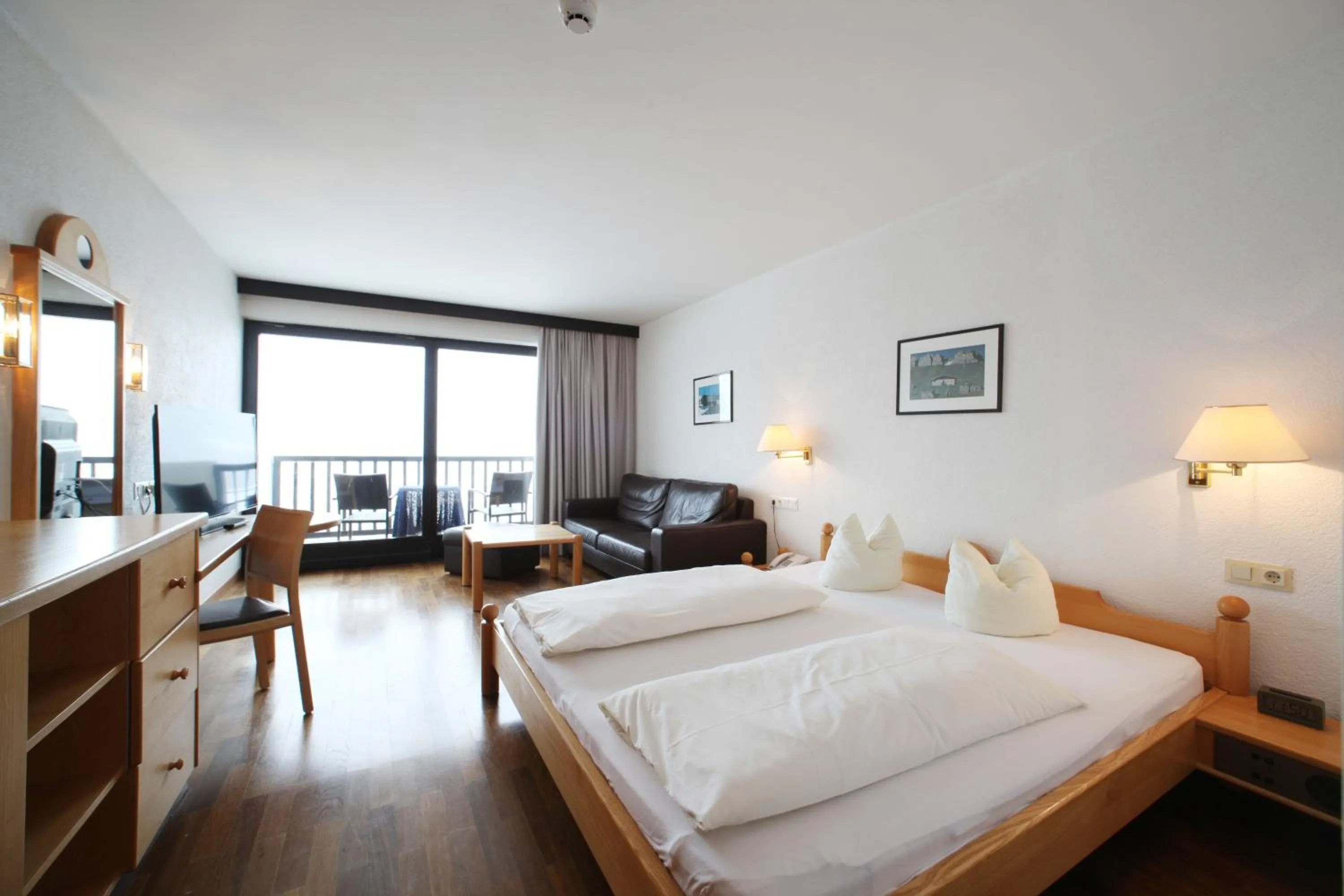 Living room, Bed in Hotel & Appartements Oberhofer