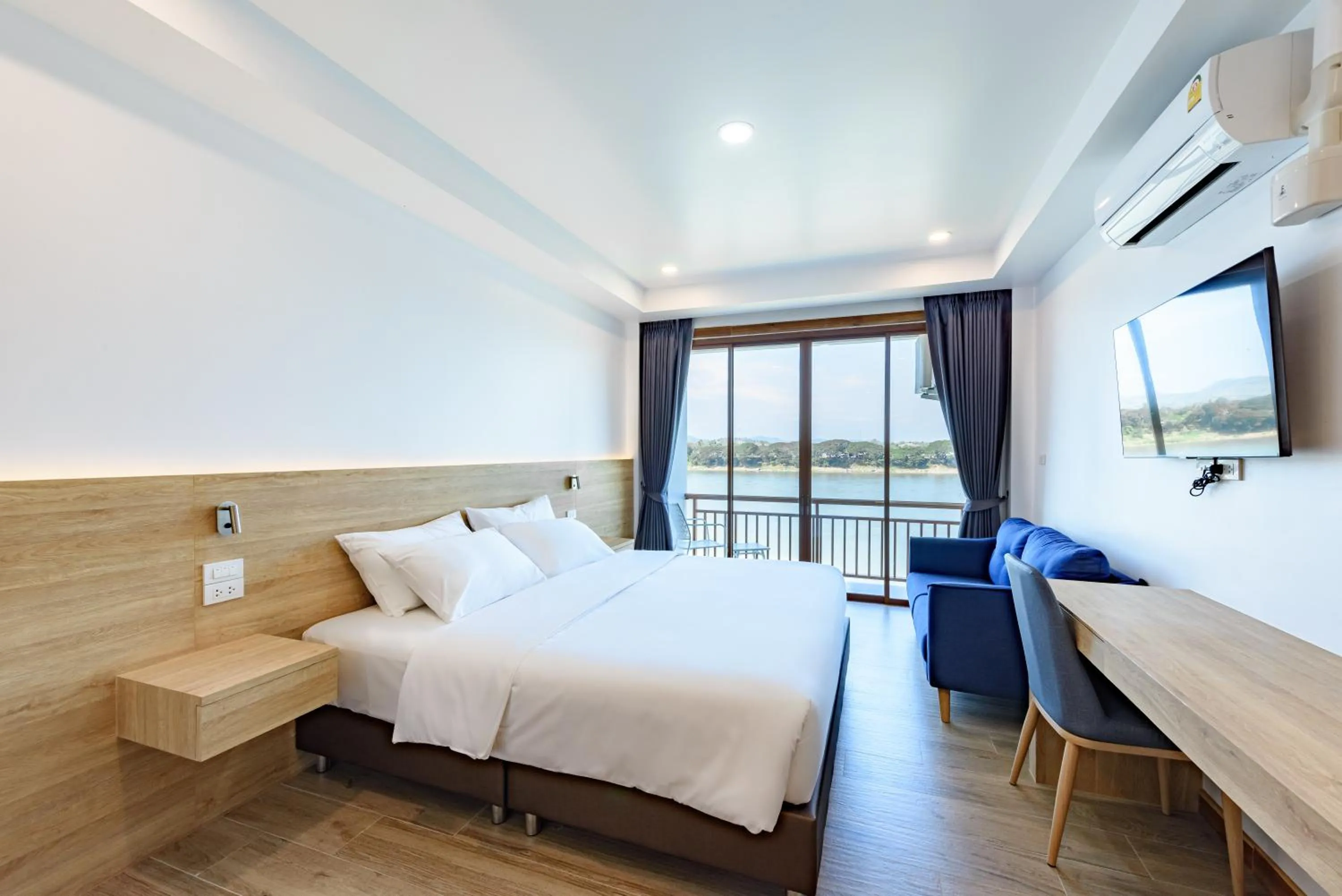 Photo of the whole room, Bed in Chiangkhan River Walk Hotel