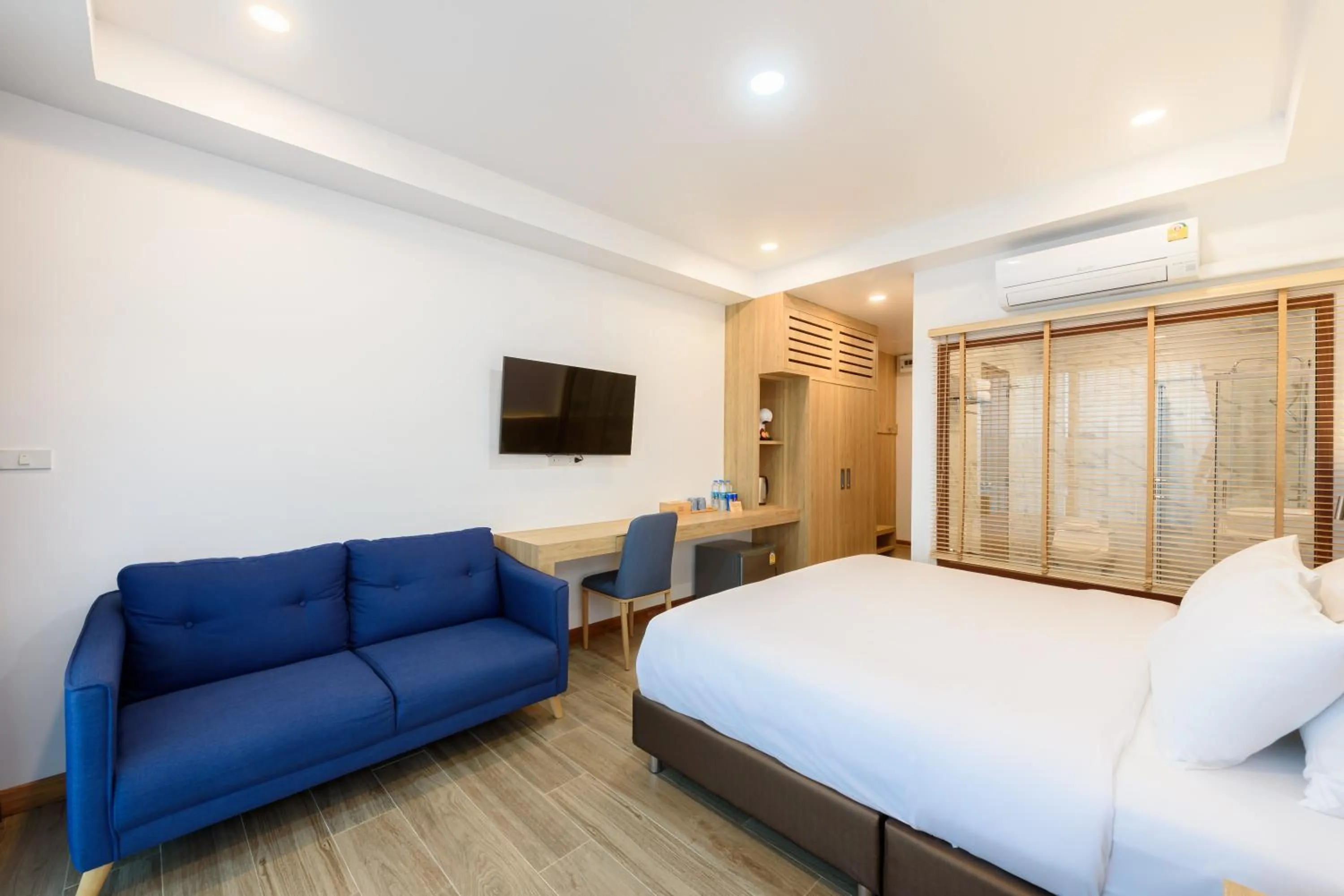 Photo of the whole room, Bed in Chiangkhan River Walk Hotel