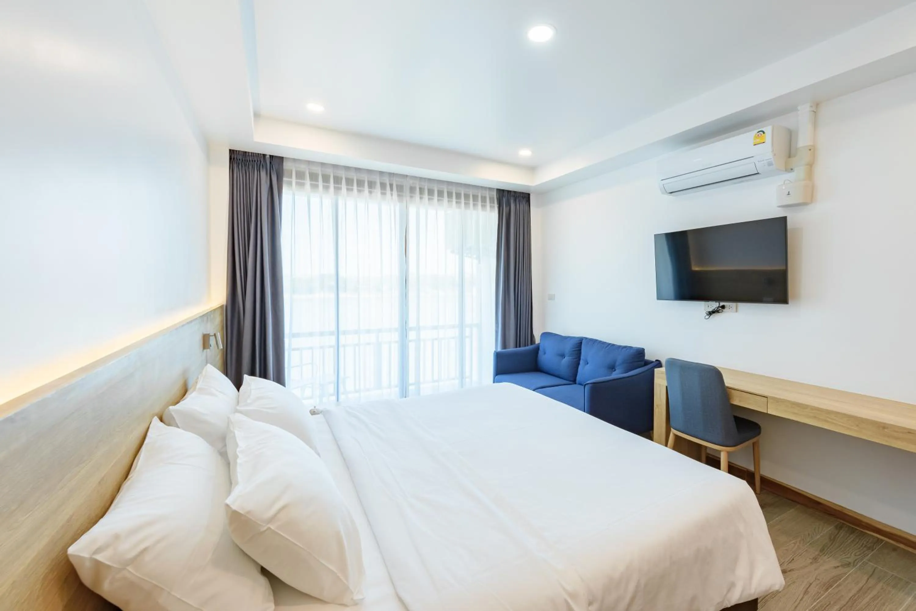 Photo of the whole room, Bed in Chiangkhan River Walk Hotel