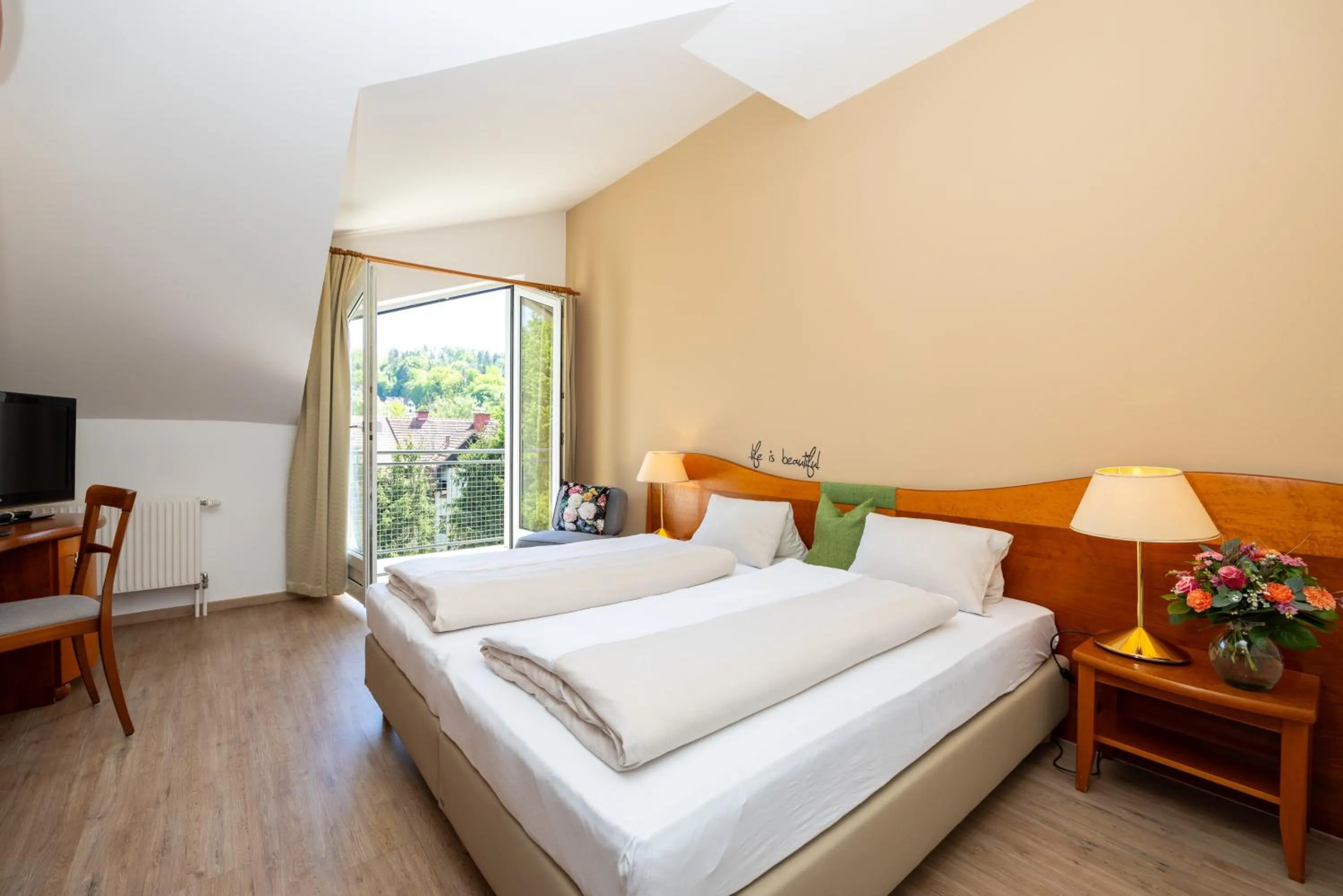 Photo of the whole room, Bed in Hotel Stoiser Graz -Parkplatz inbegriffen!