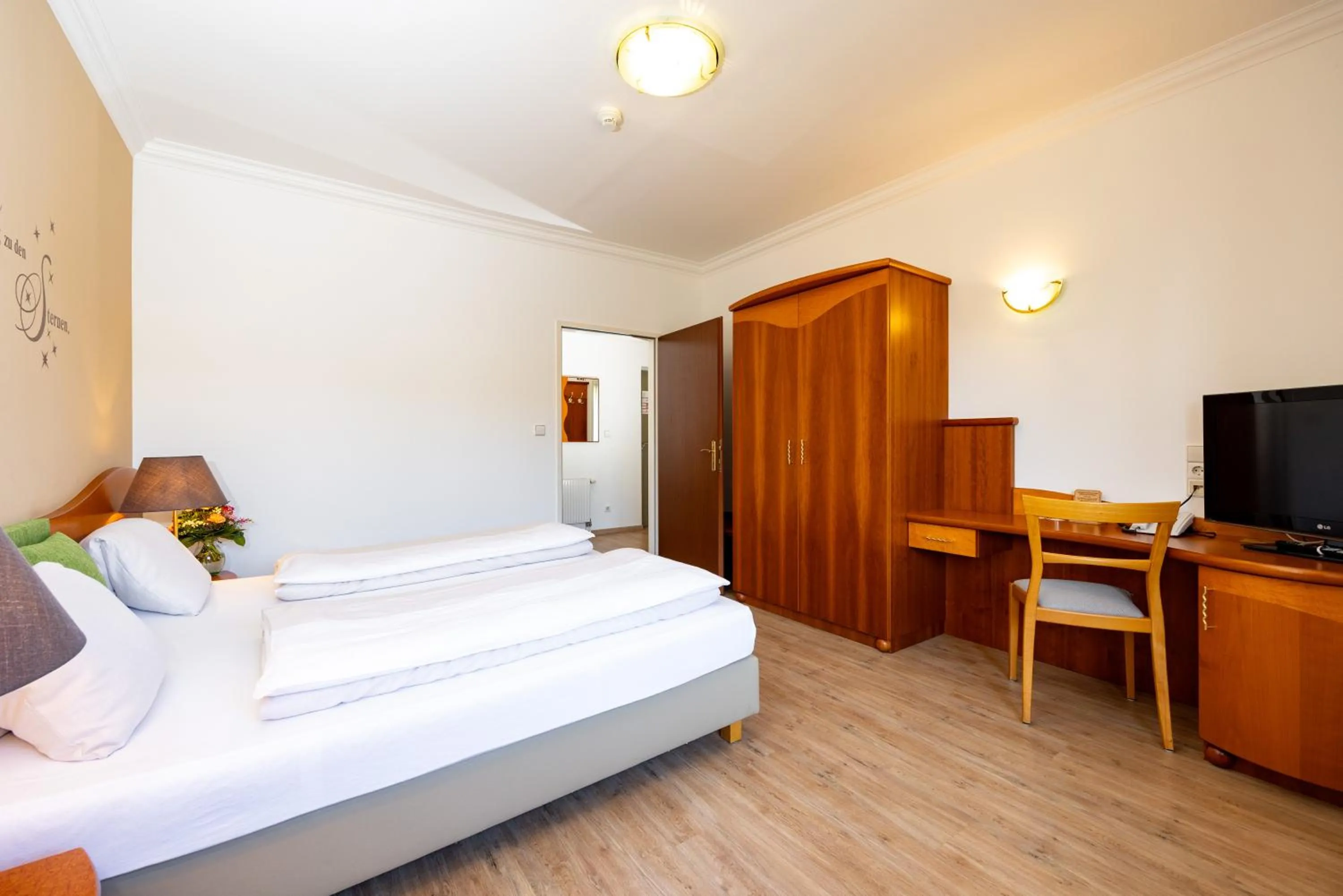 Photo of the whole room, Bed in Hotel Stoiser Graz -Parkplatz inbegriffen!