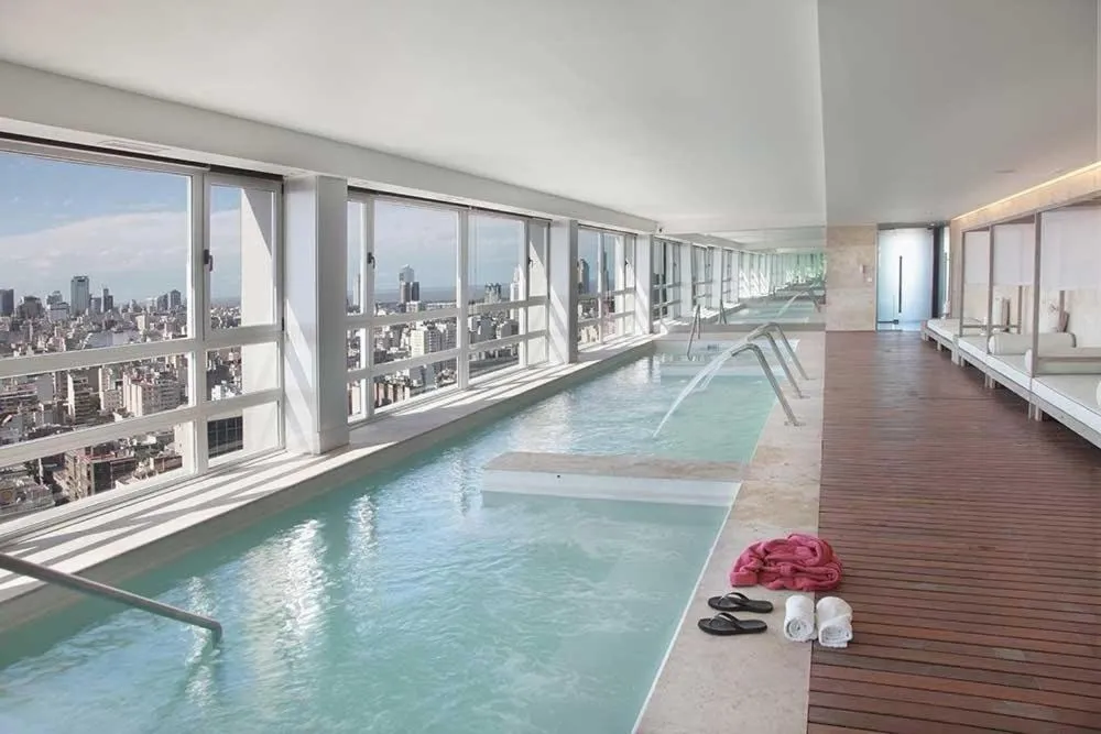 One-Bedroom Apartment in Quartier San Telmo Luxury Pool Gym & Spa, piscina climatizada