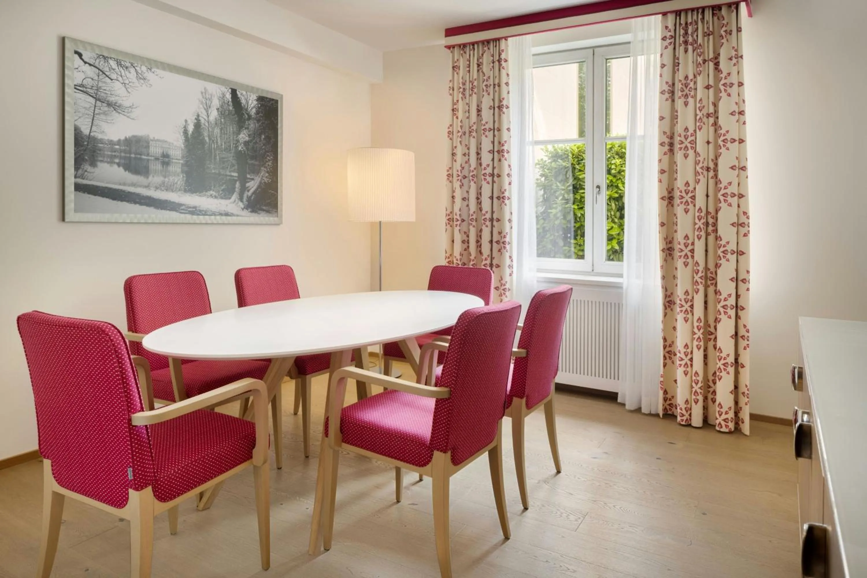 Photo of the whole room in Sheraton Grand Salzburg