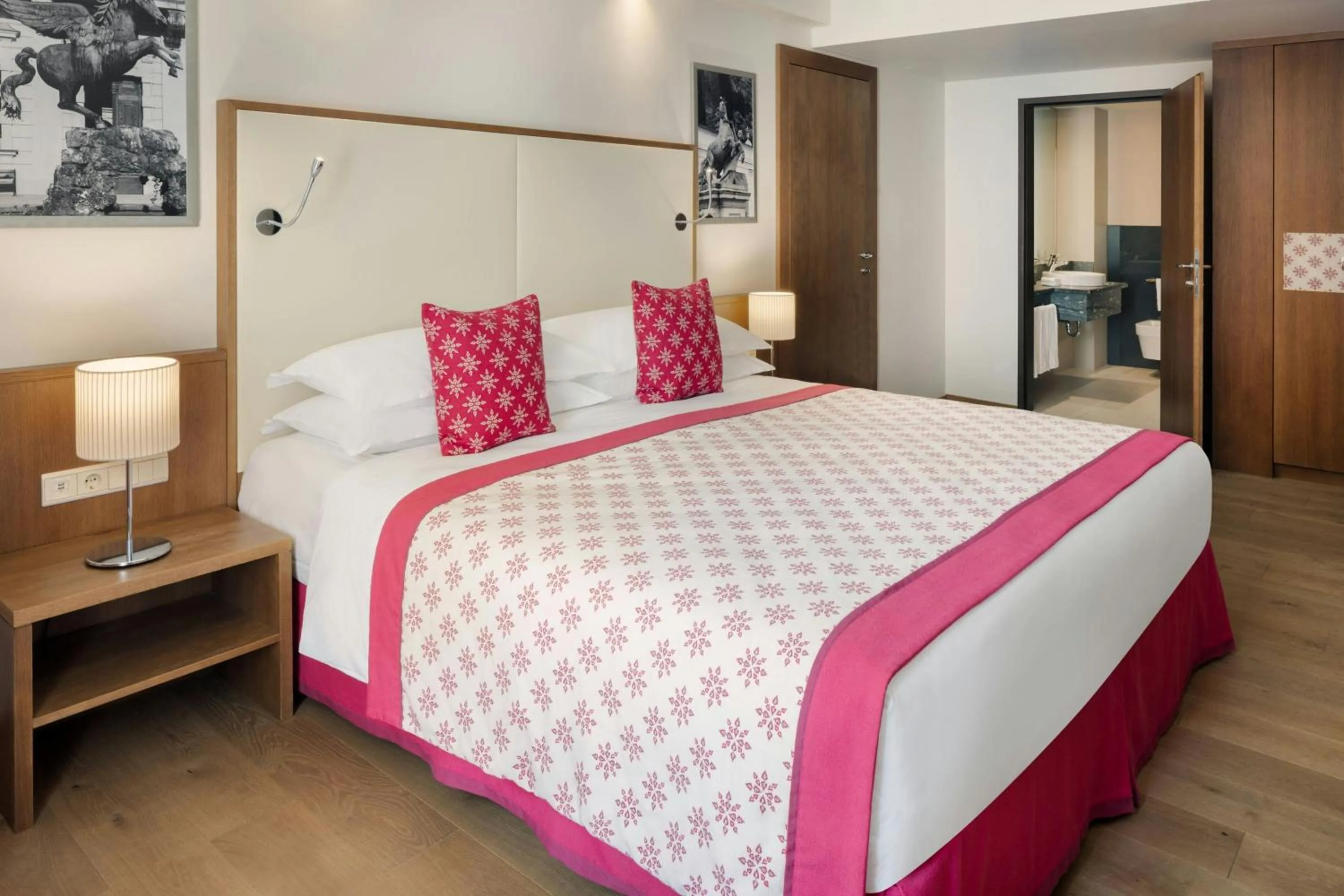 Photo of the whole room, Bed in Sheraton Grand Salzburg