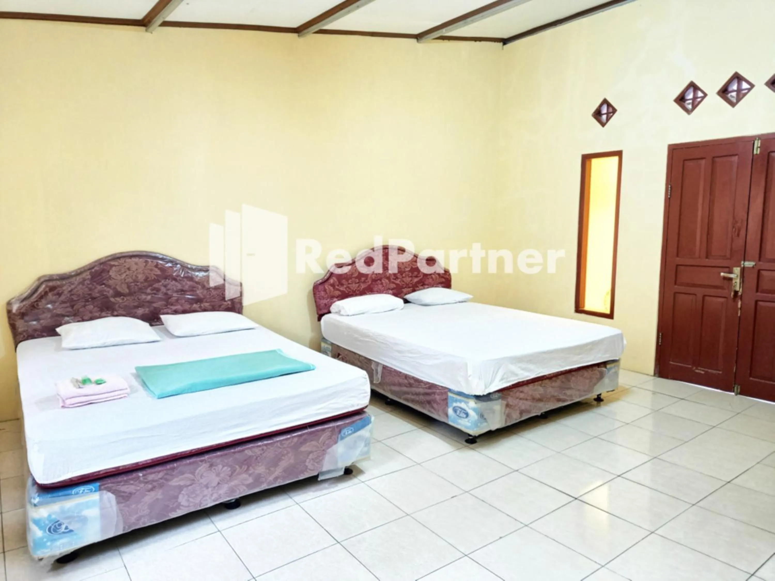 Bedroom, Bed in Hotel Anita Baturaden Mitra RedDoorz