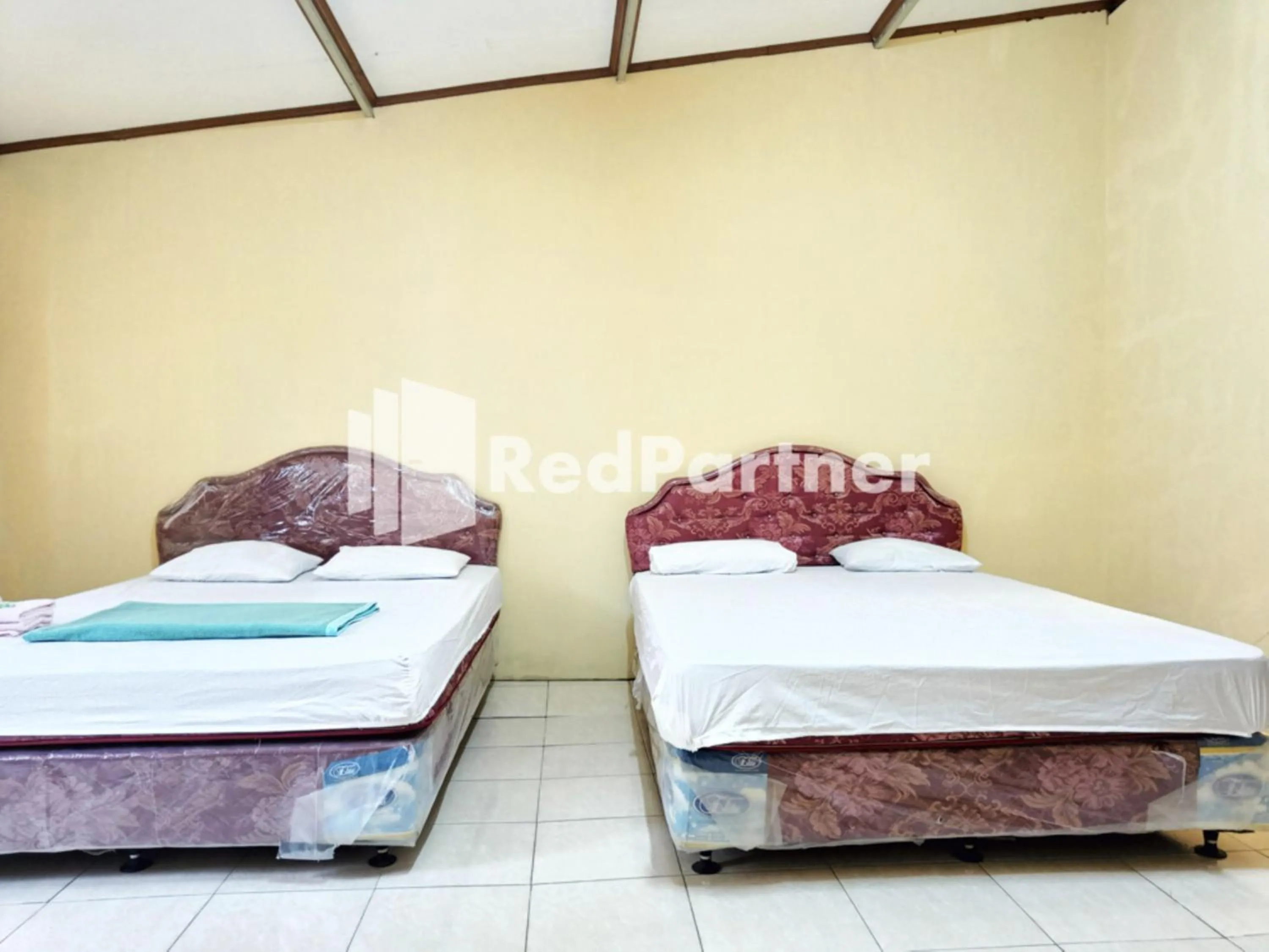 Bedroom, Bed in Hotel Anita Baturaden Mitra RedDoorz