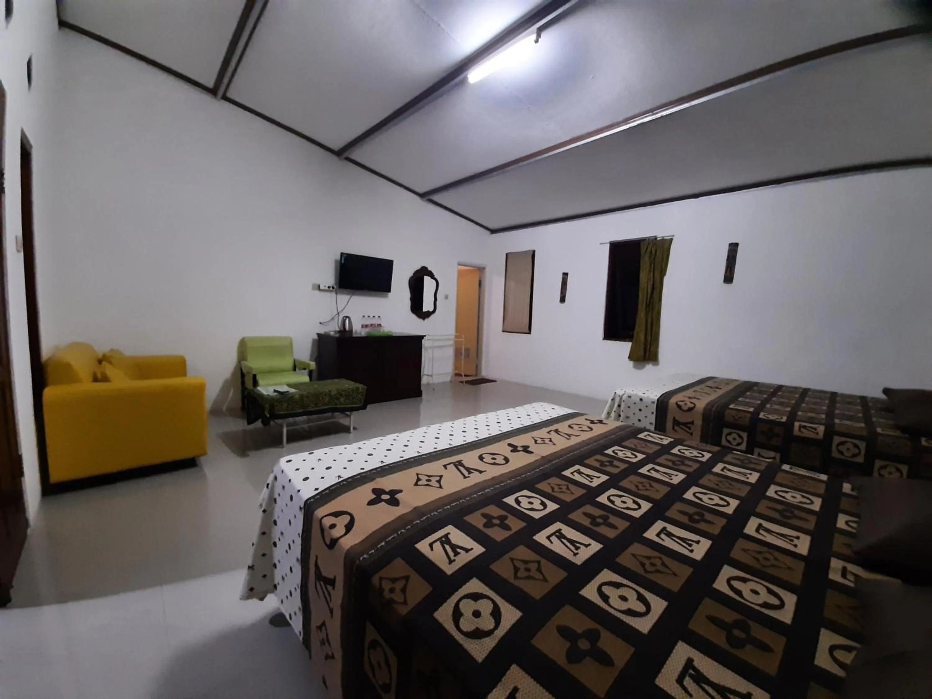 Bedroom, Bed in Hotel Anita Baturaden Mitra RedDoorz