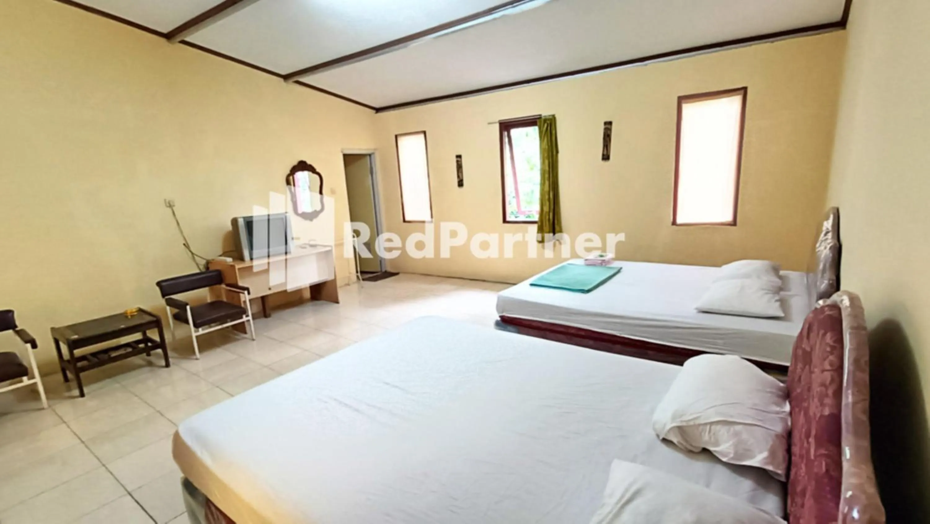 Bedroom, Bed in Hotel Anita Baturaden Mitra RedDoorz