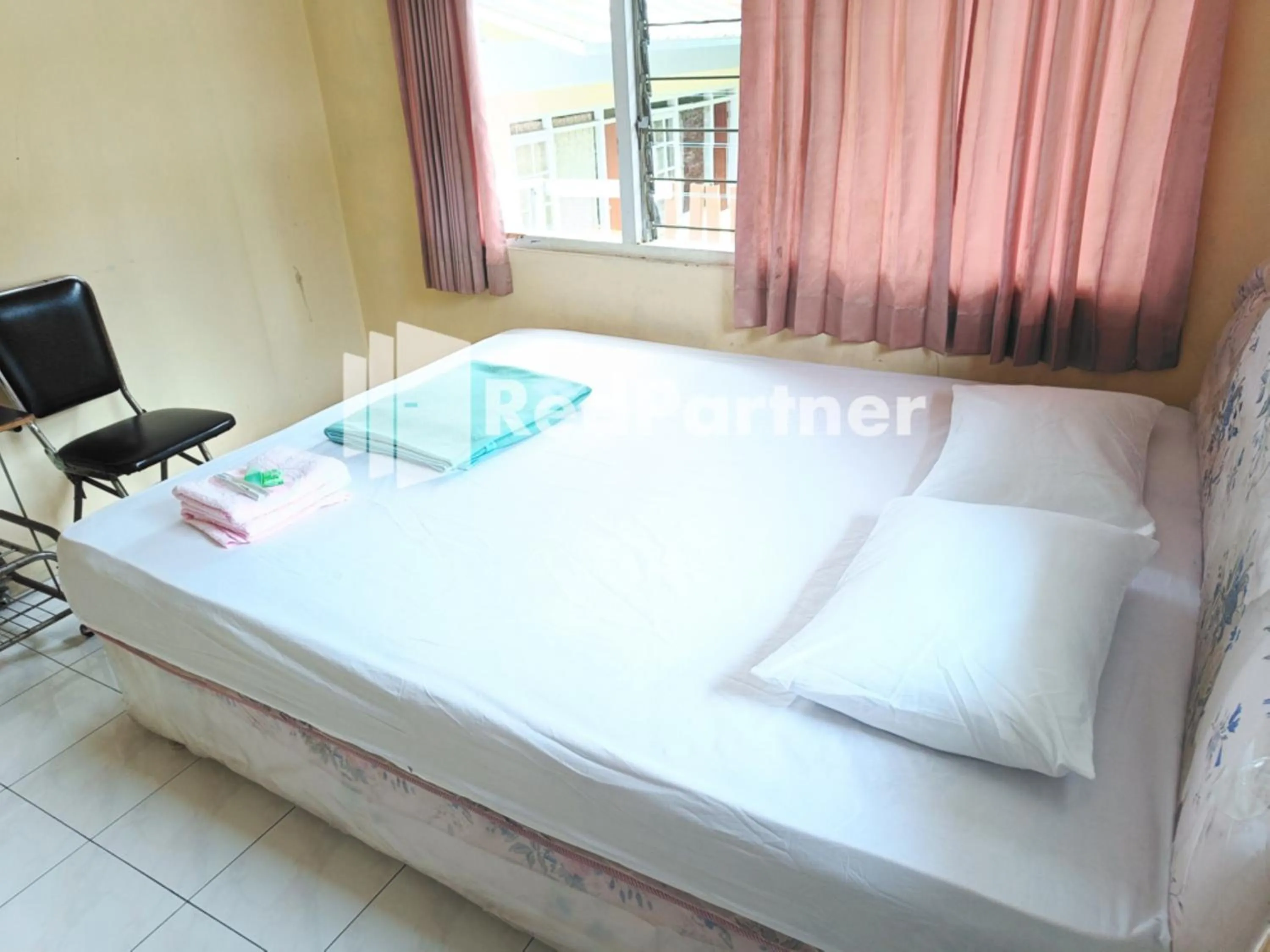 Bed in Hotel Anita Baturaden Mitra RedDoorz