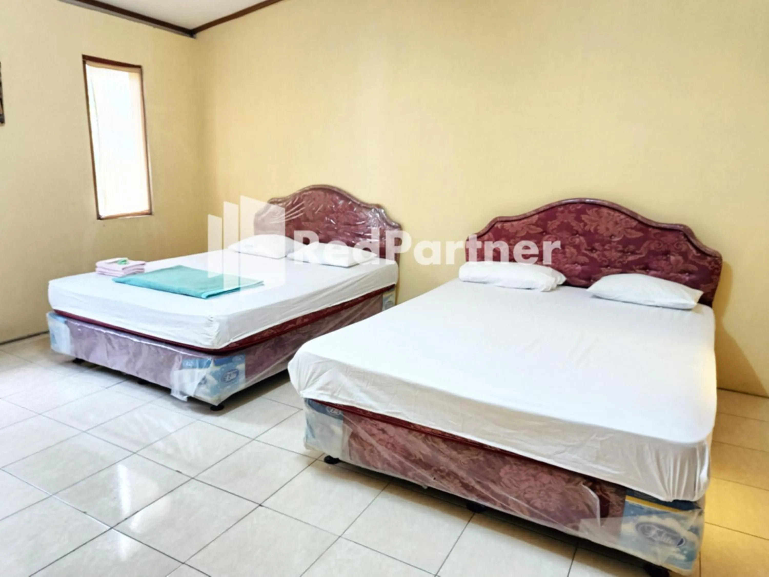 Bedroom, Bed in Hotel Anita Baturaden Mitra RedDoorz