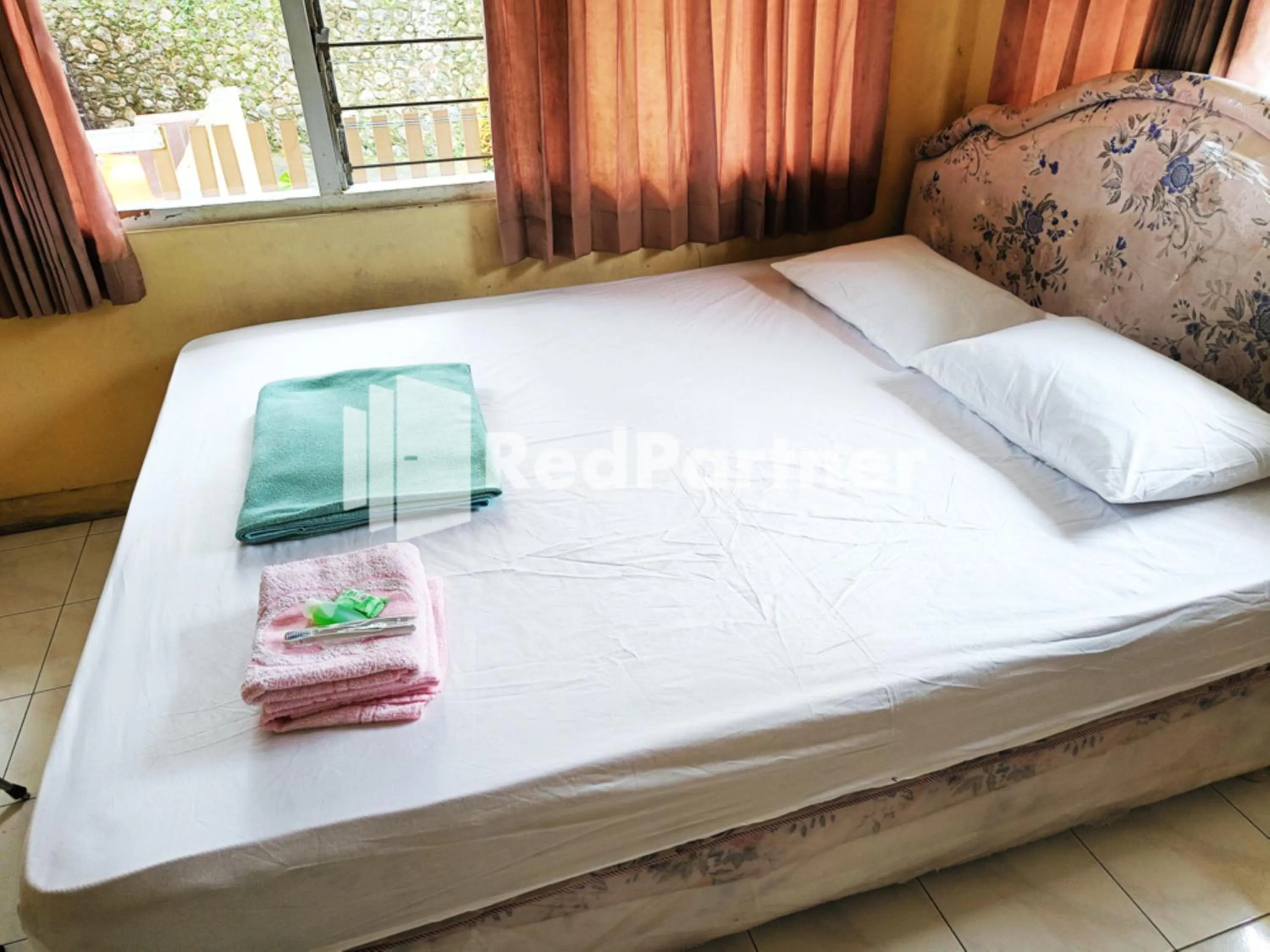 Bedroom, Bed in Hotel Anita Baturaden Mitra RedDoorz