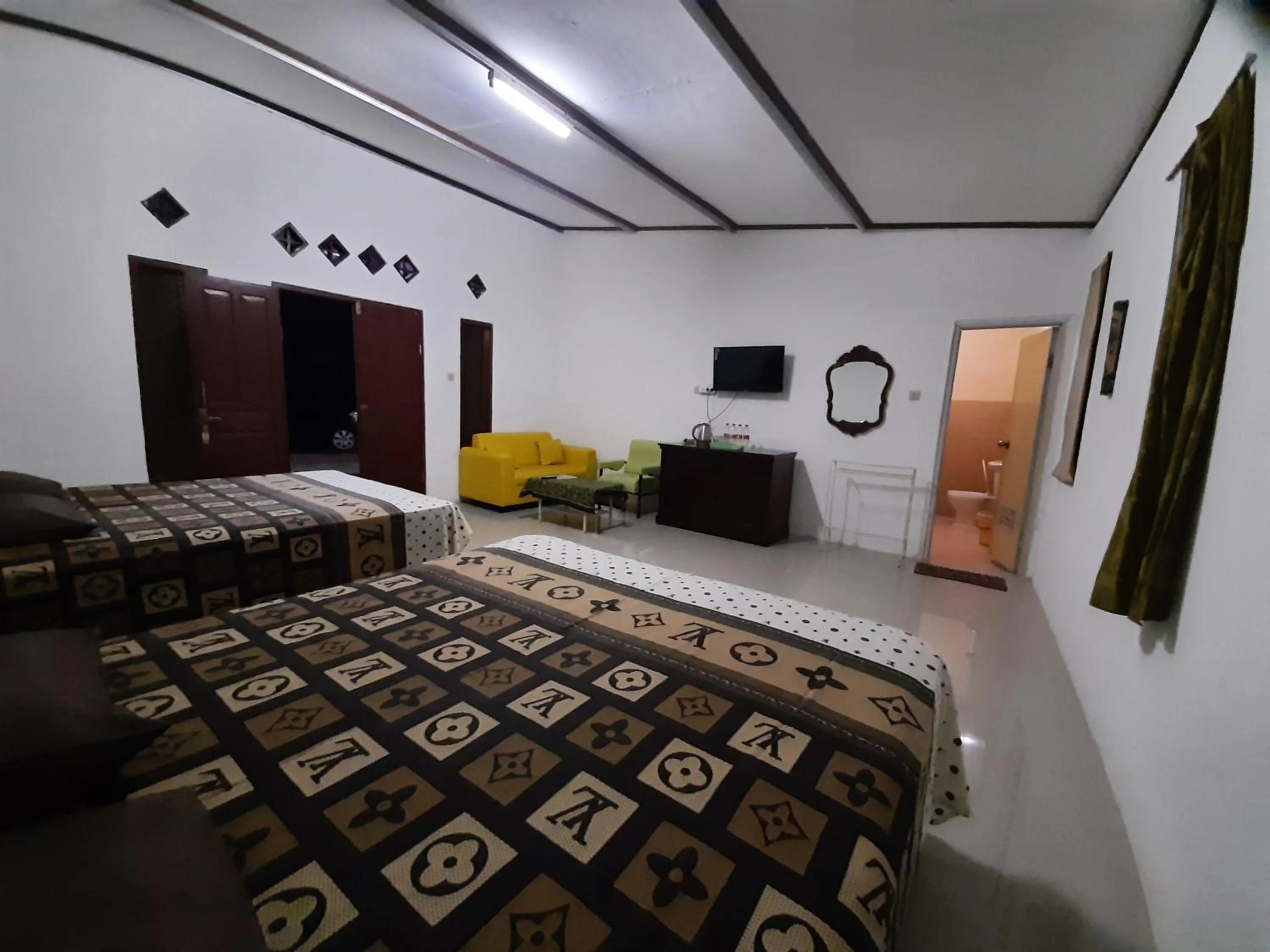 Bedroom, Bed in Hotel Anita Baturaden Mitra RedDoorz