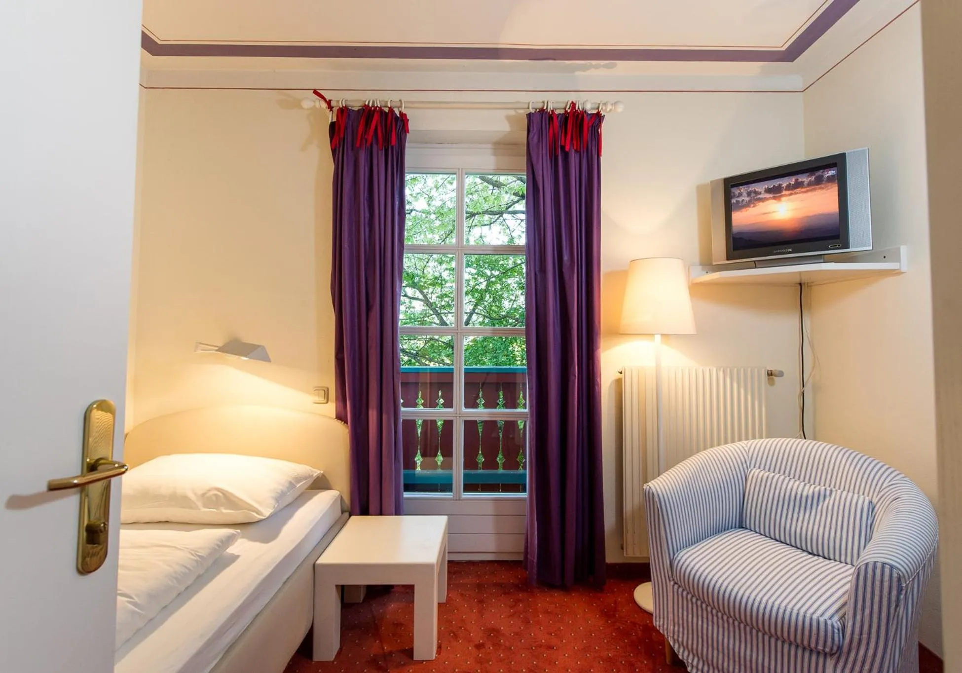 Photo of the whole room, Bed in Lust und Laune Hotel am Wörthersee