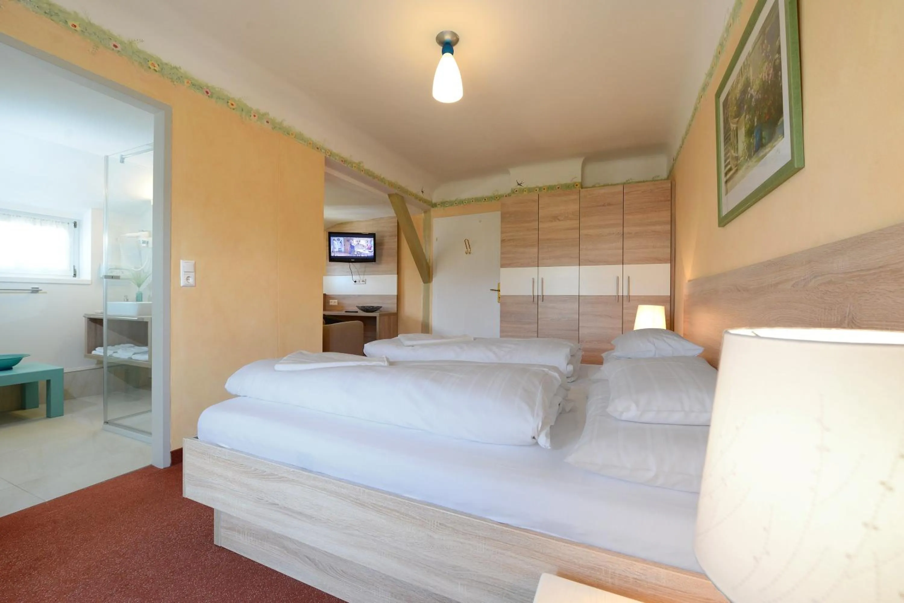 Photo of the whole room, Bed in Lust und Laune Hotel am Wörthersee