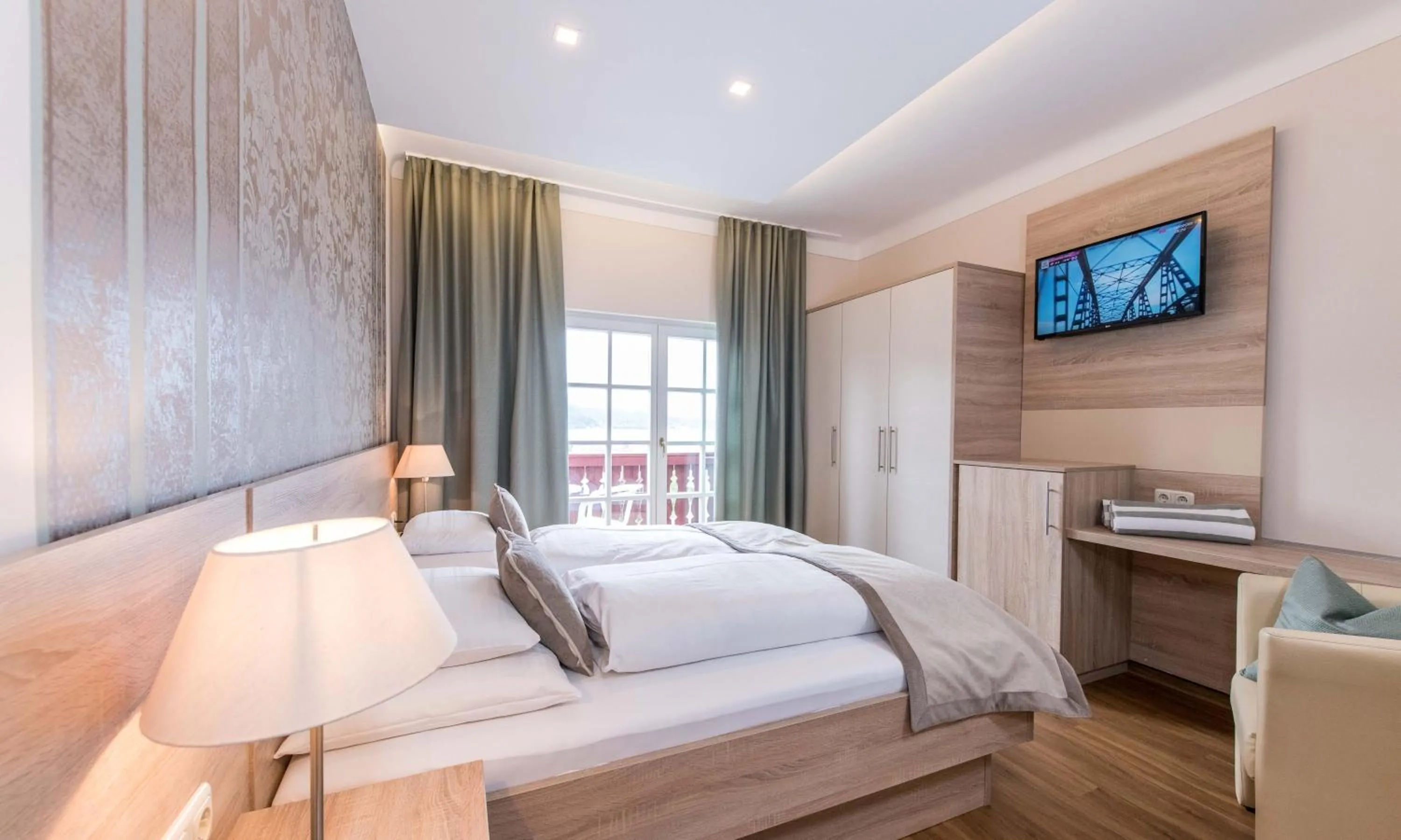 Photo of the whole room, Bed in Lust und Laune Hotel am Wörthersee