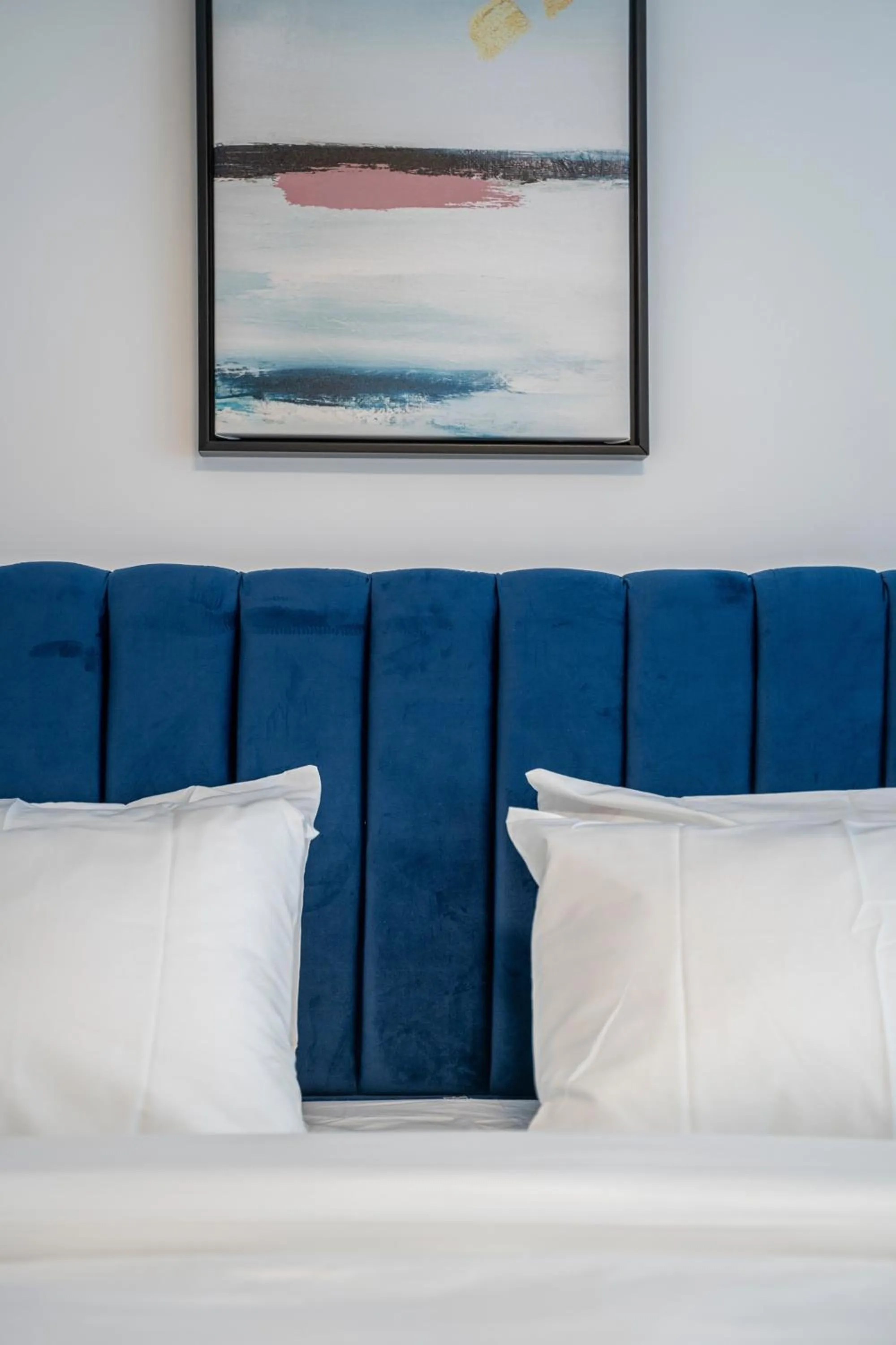 Living room, Bed in De' Mar Florentine By Peraia