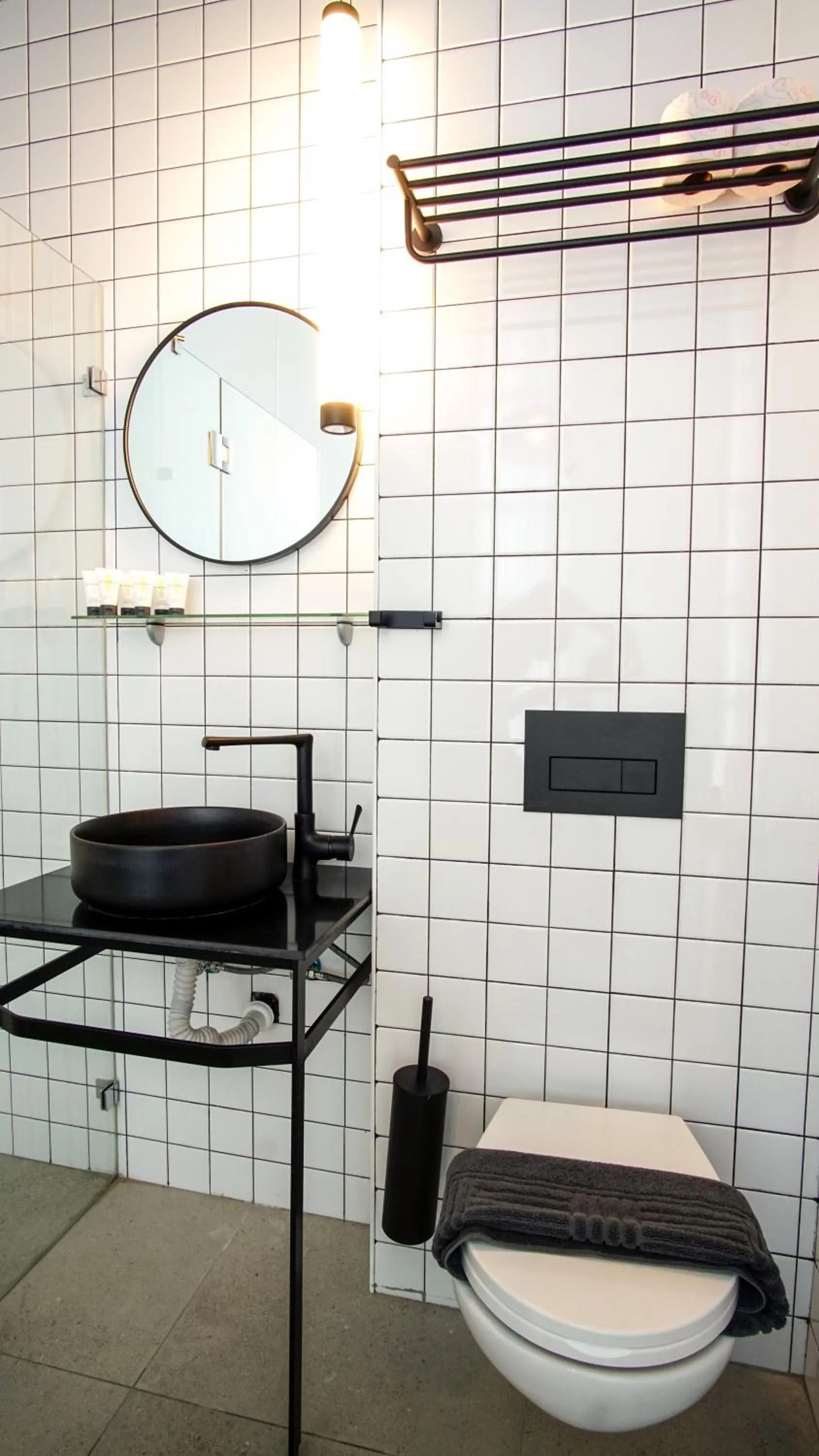 Toilet in De' Mar Florentine By Peraia