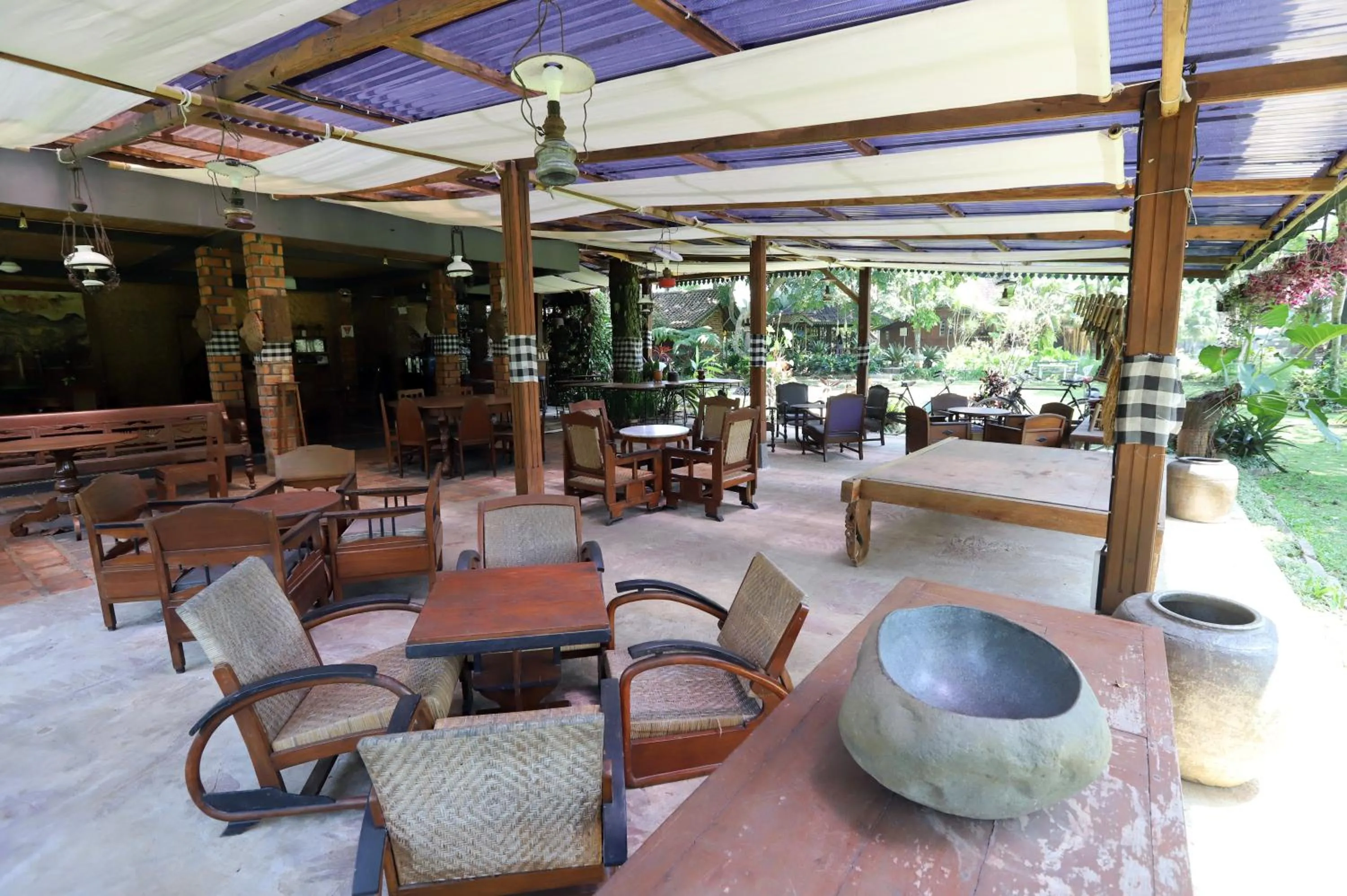 Restaurant/places to eat in Katumbiri Resort