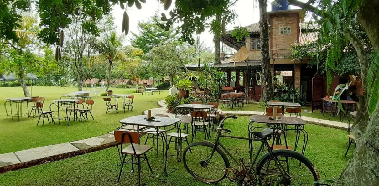 Restaurant/places to eat in Katumbiri Resort