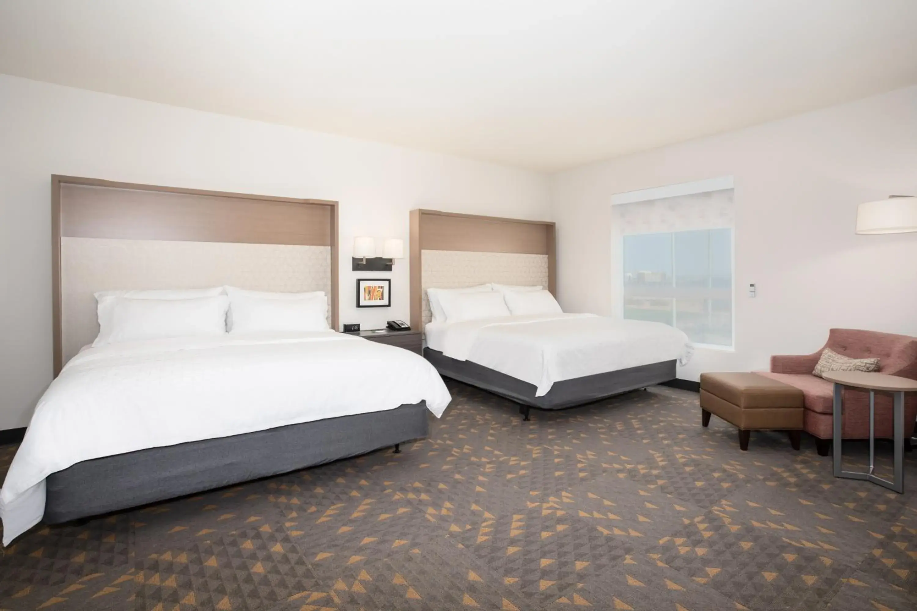 Twin Room - Disability Access with Bath Tub in Holiday Inn Glendale - Stadium & Ent Dist by IHG Twin Room - Disability Access with Bath Tub in Holiday Inn Glendale - Stadium & Ent Dist by IHG