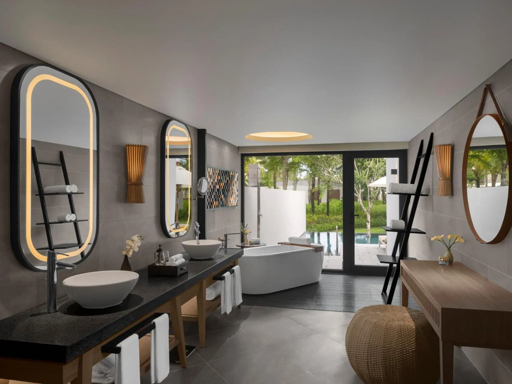 Bathroom, Bed in Crowne Plaza Phu Quoc Starbay by IHG