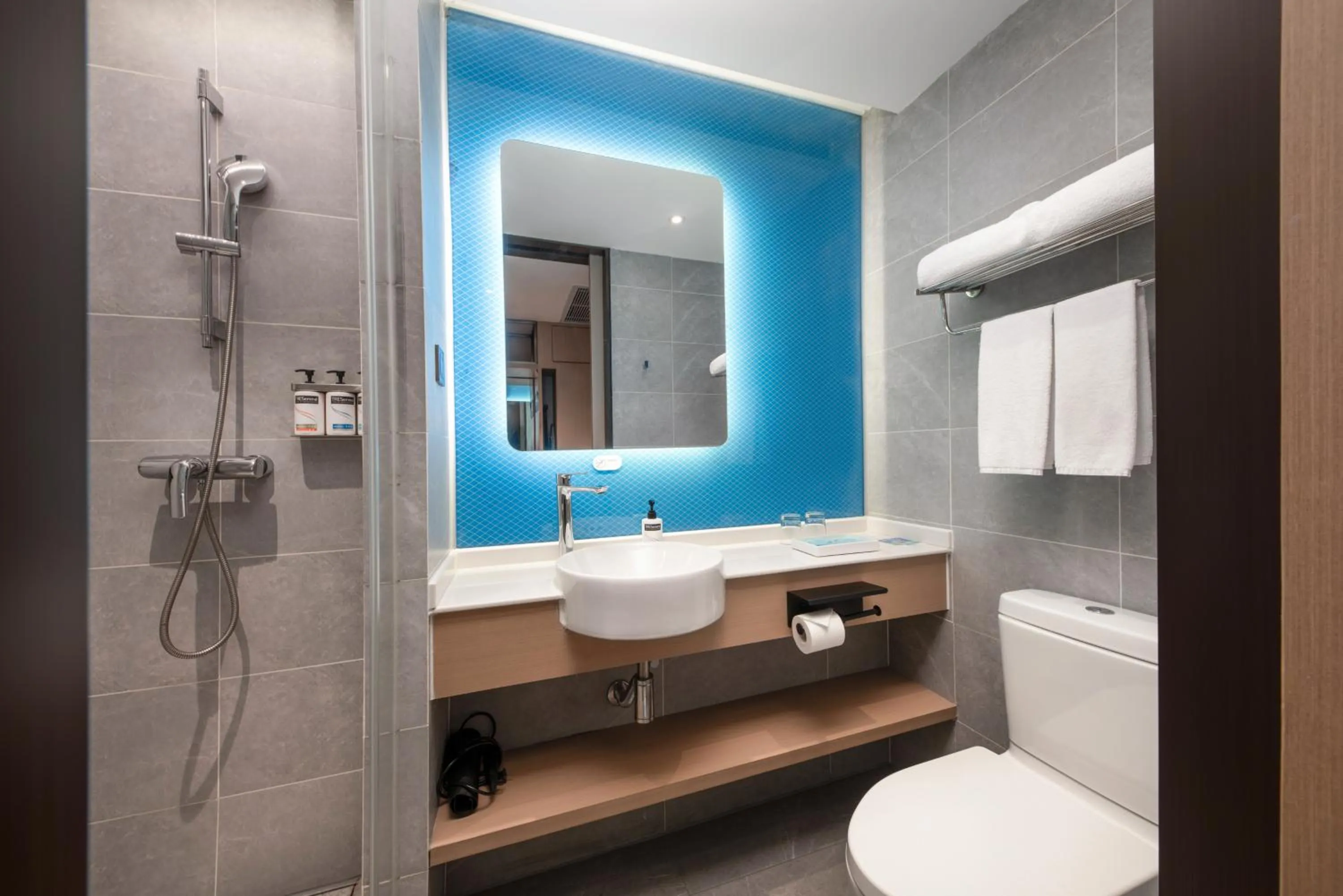 Toilet in Holiday Inn Express Shenzhen Longhua by IHG