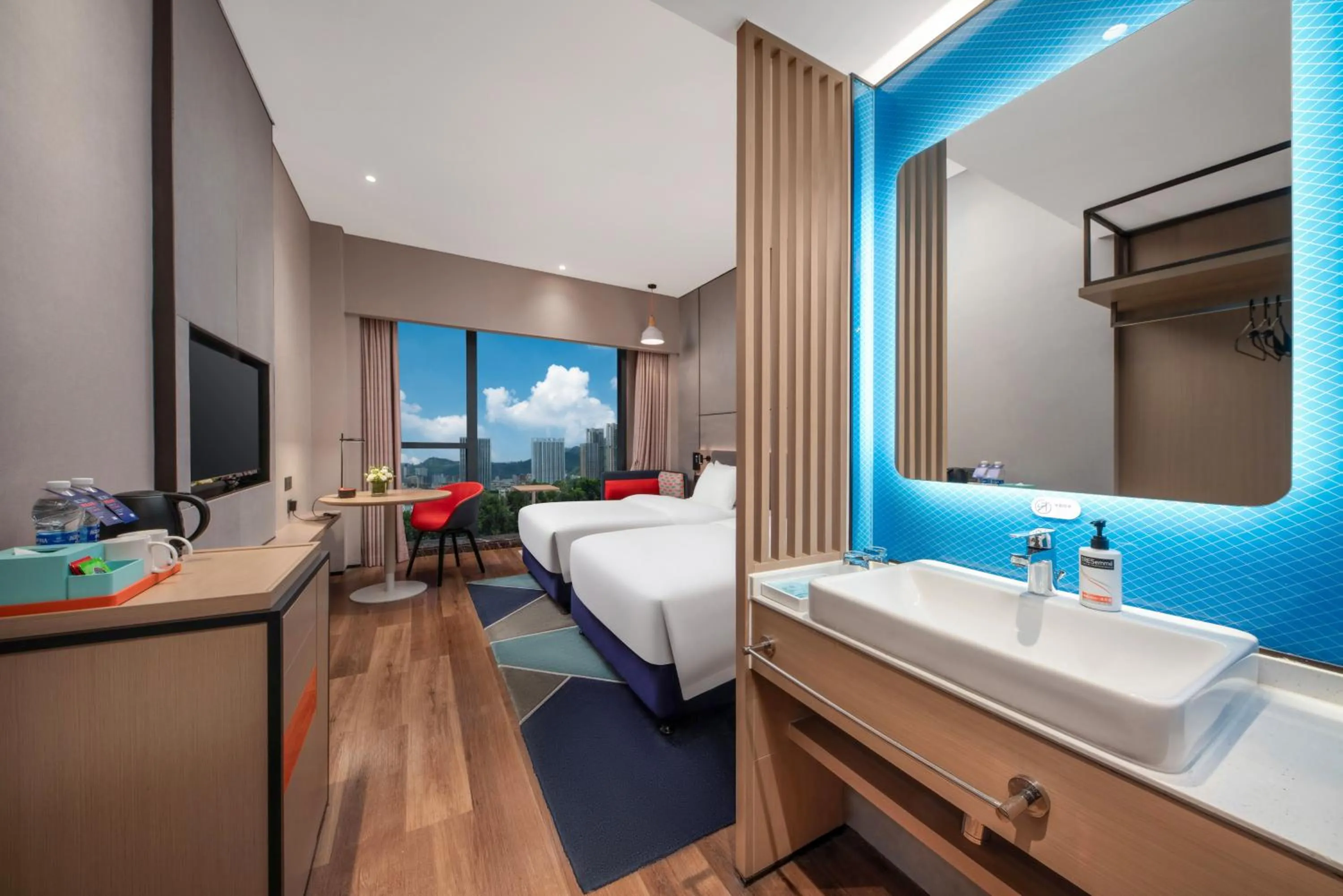Bedroom, Bed in Holiday Inn Express Shenzhen Longhua by IHG
