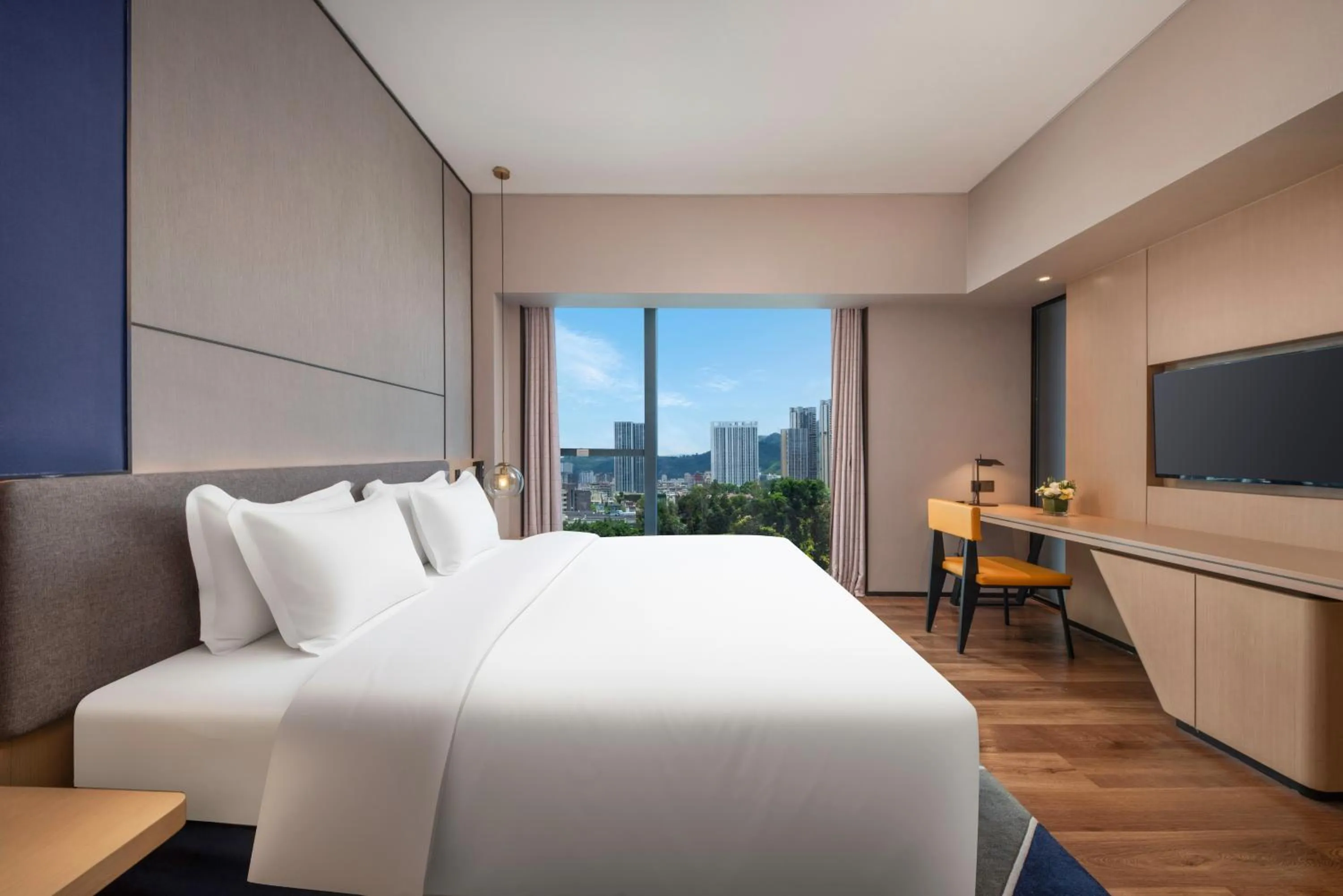 Bed in Holiday Inn Express Shenzhen Longhua by IHG
