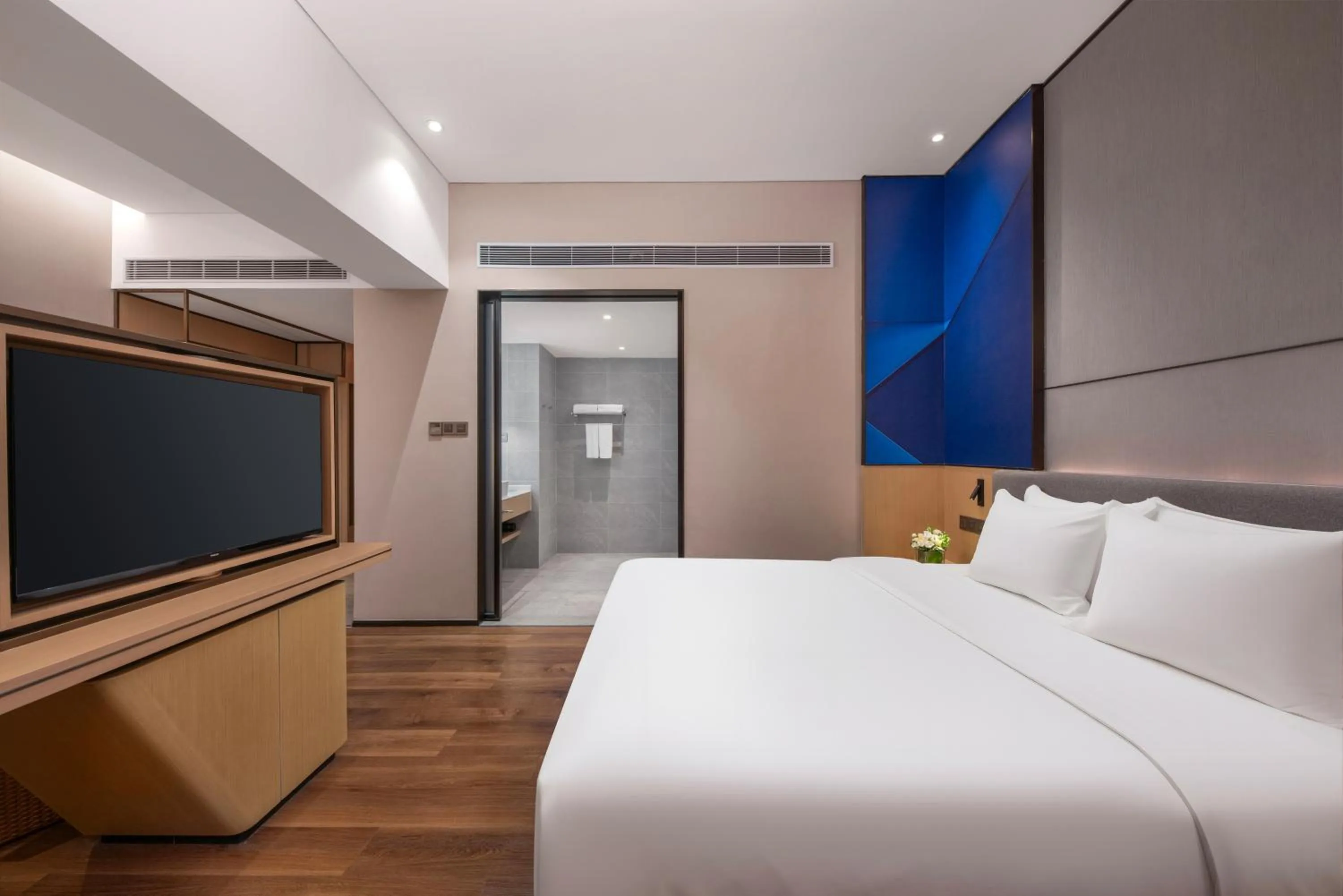 Bedroom, Bed in Holiday Inn Express Shenzhen Longhua by IHG