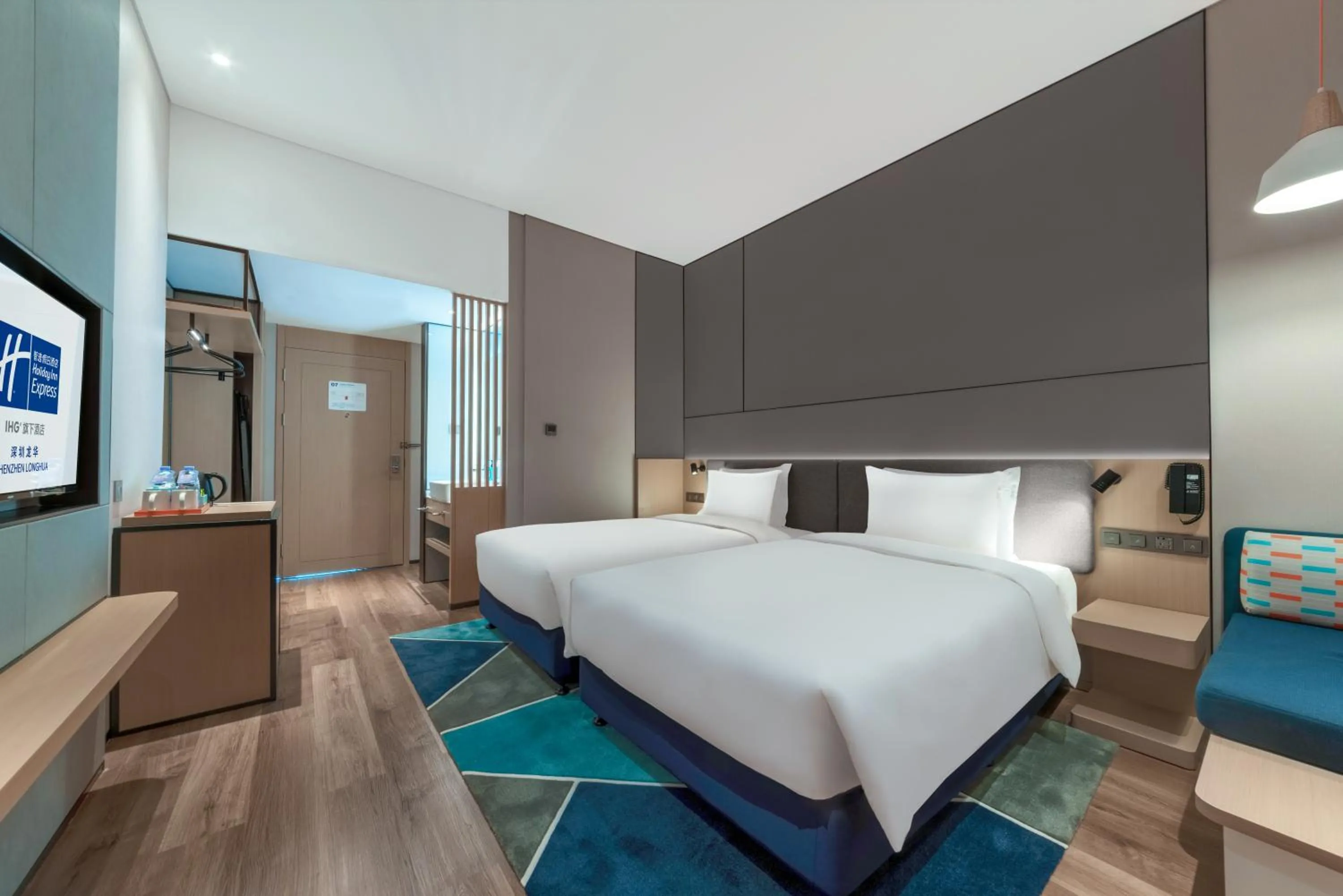 Bed in Holiday Inn Express Shenzhen Longhua by IHG