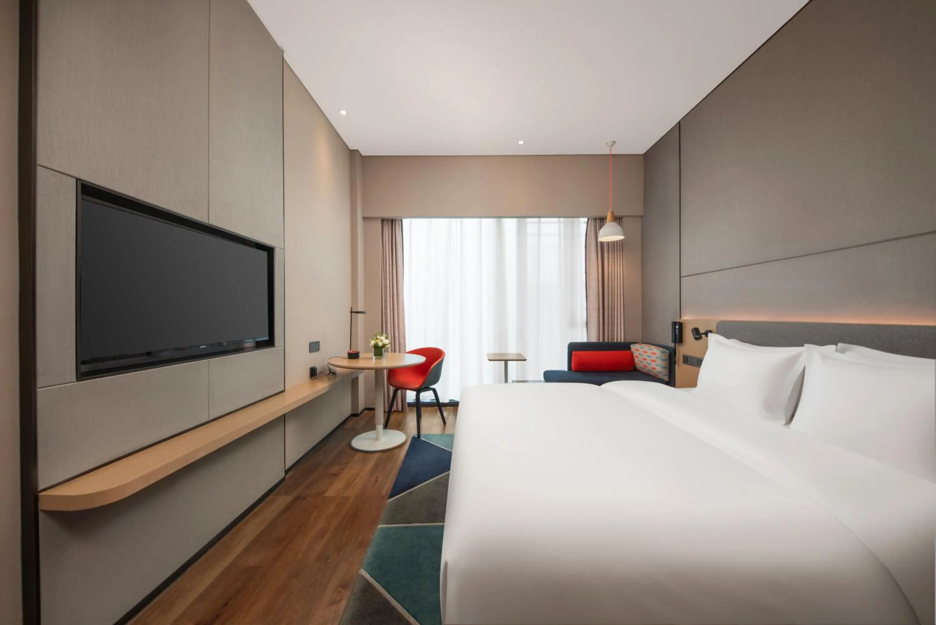 Photo of the whole room, Bed in Holiday Inn Express Shenzhen Longhua by IHG