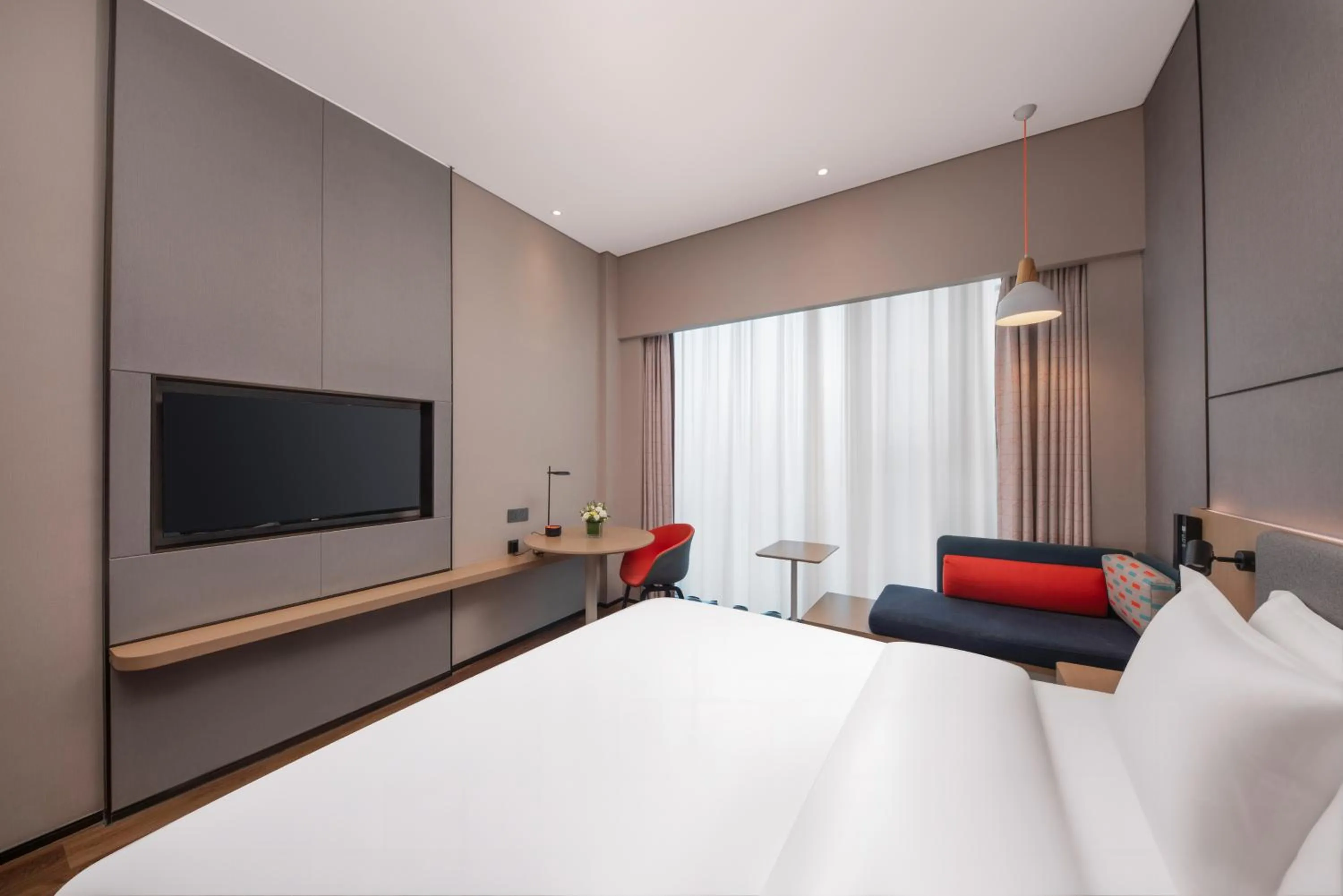 Bedroom, Bed in Holiday Inn Express Shenzhen Longhua by IHG