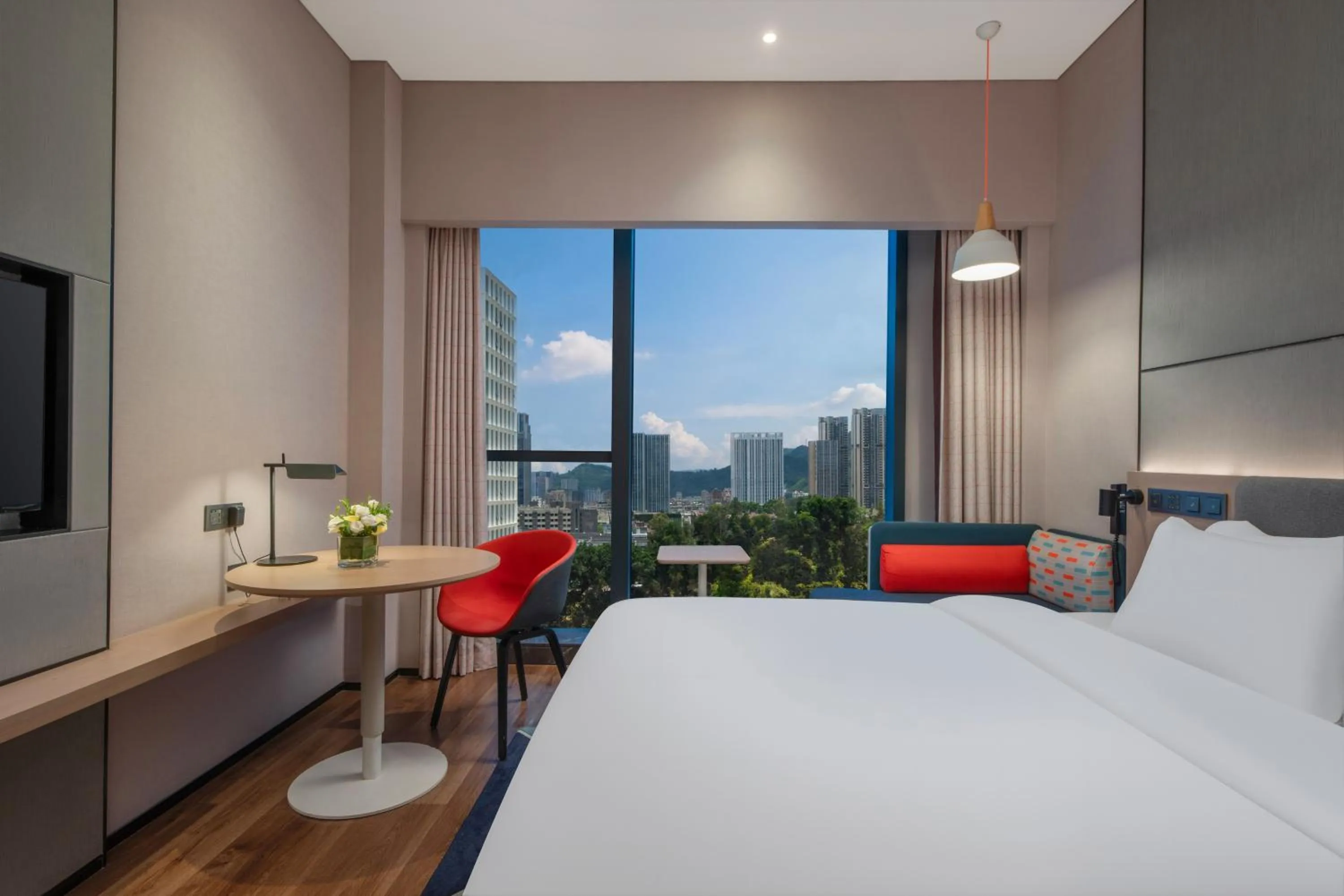 Bedroom, Bed in Holiday Inn Express Shenzhen Longhua by IHG