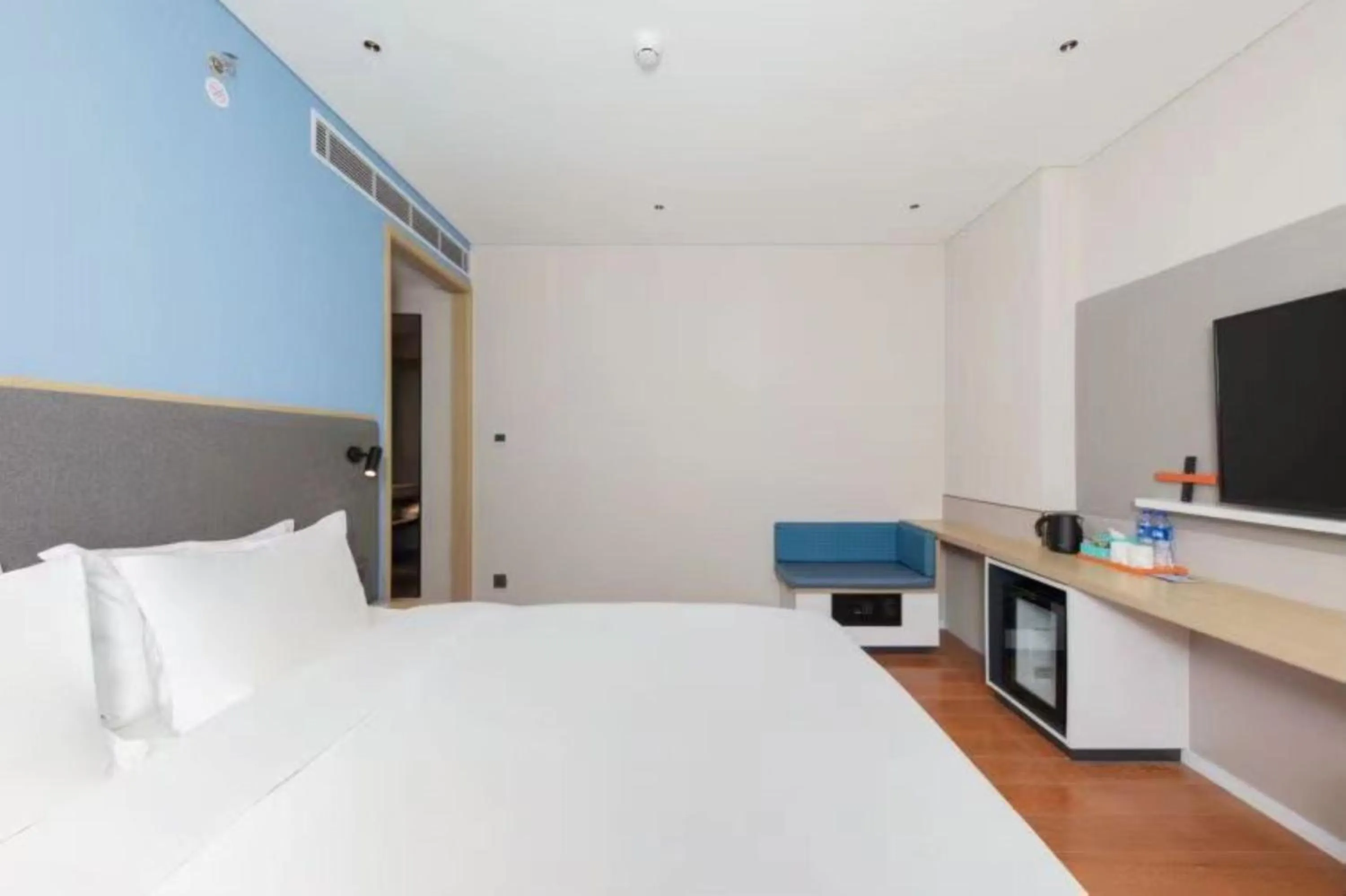 Photo of the whole room, Bed in Holiday Inn Express Beijing Yizhuang Tongminghu