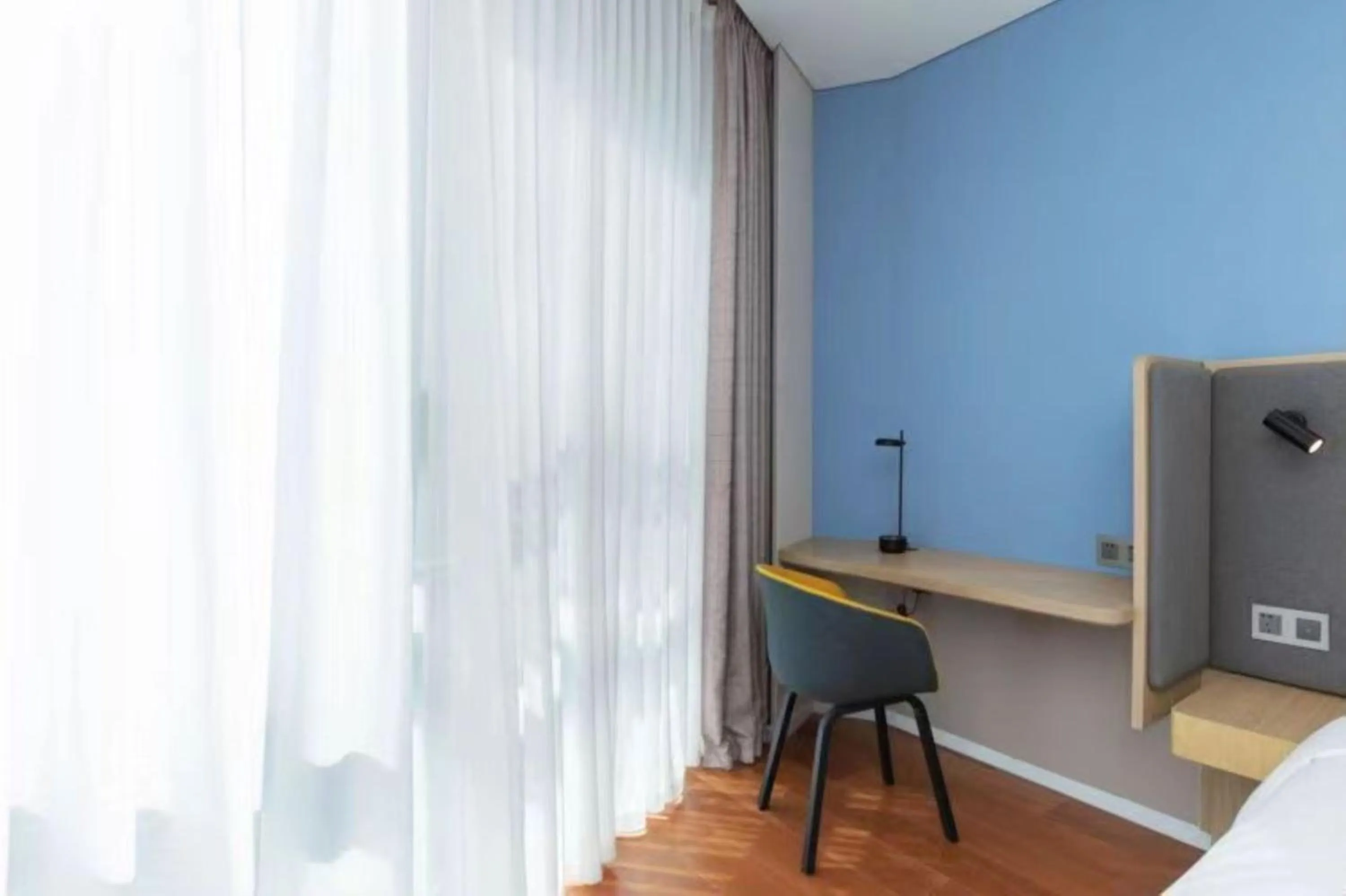 Photo of the whole room, Bed in Holiday Inn Express Beijing Yizhuang Tongminghu