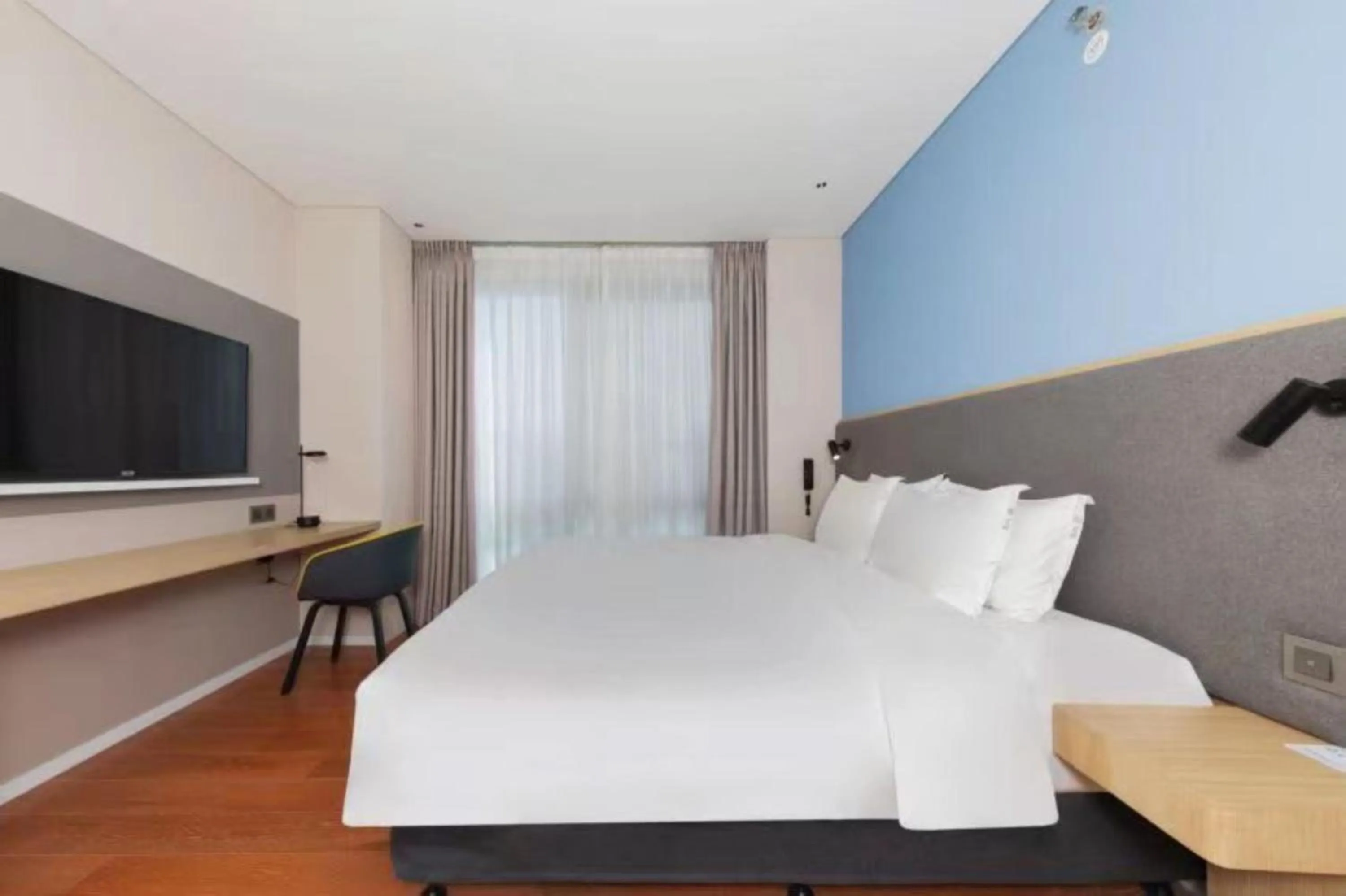 Photo of the whole room, Bed in Holiday Inn Express Beijing Yizhuang Tongminghu