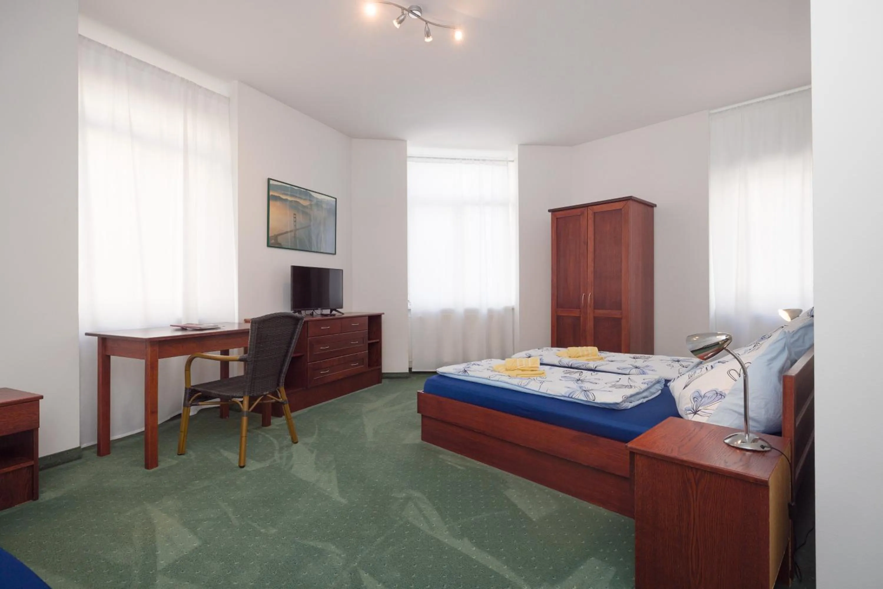 Photo of the whole room, Bed in Pension San Francisco