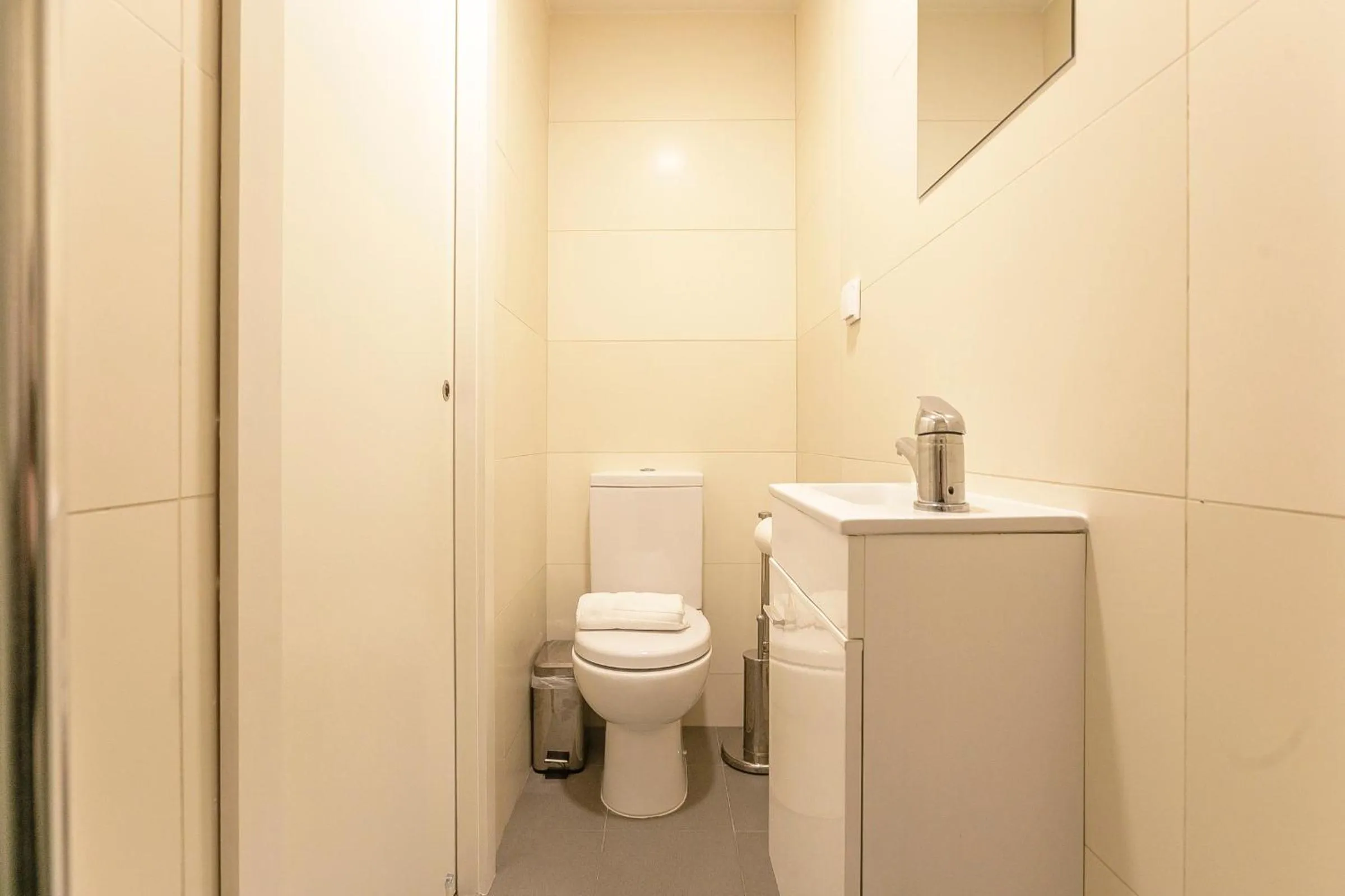 Bathroom in LovelyStay - 1st A Mirante