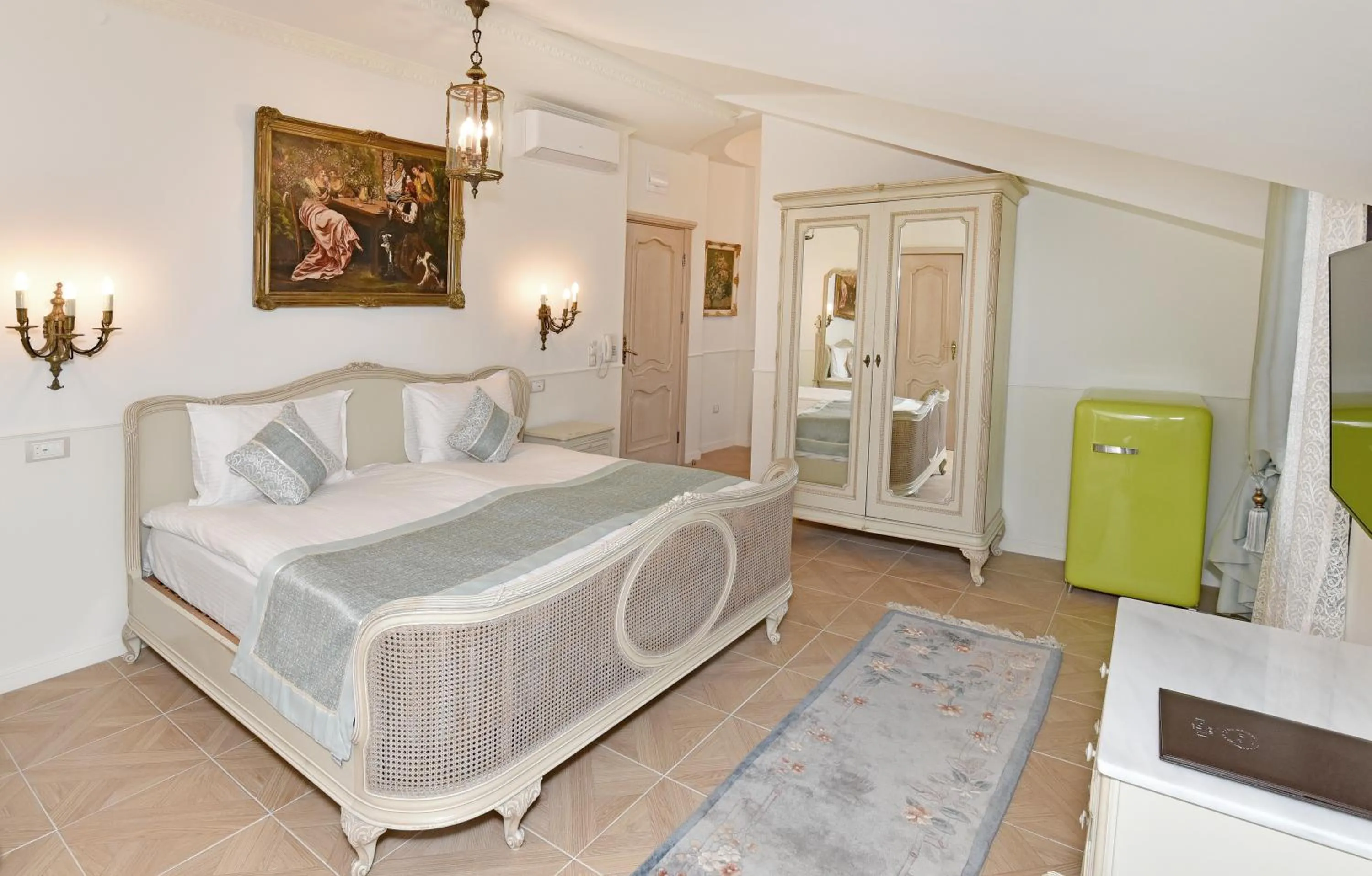 Photo of the whole room, Bed in Royal Hotel