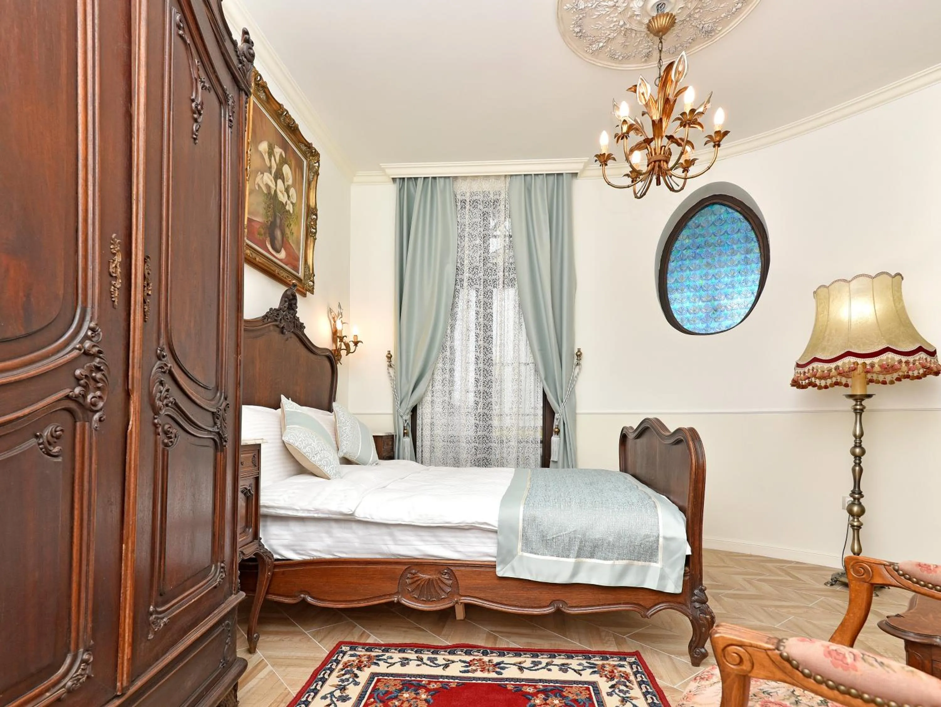 Photo of the whole room, Bed in Royal Hotel